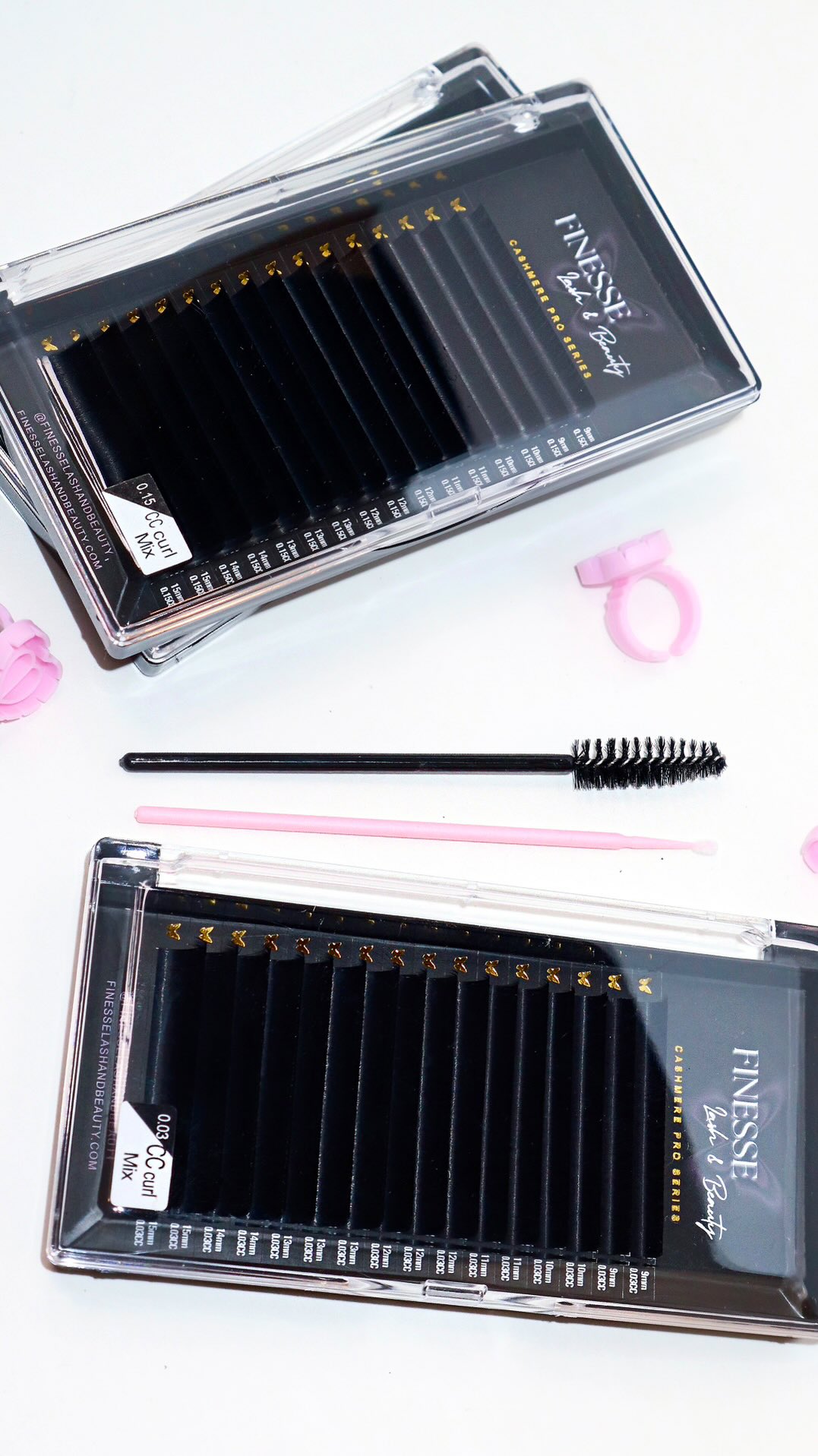 struggling to make fans?
it might not be you, it could be your products.
not all lash trays are made equally…
fibre density, strip adhesive, & lash material all factor in to how your volume lashes perform 🪄
our Cashmere Pro Series is a game changer when it comes to fanning consistency 🌟
cashmere lashes are densely packed onto each strip & peel off with ease, leaving no loose fibres behind🙅🏻♀️ this allows for faster & more controlled fanning ✔️
shop the entire collection at finesselashandbeauty.com 🛒
🛍️ same-day pickup in Oshawa, ON.
📦 low-cost shipping
•••
#lashtrays #oshawalashes #durhamregion #lashsupplies #cashmerelashes