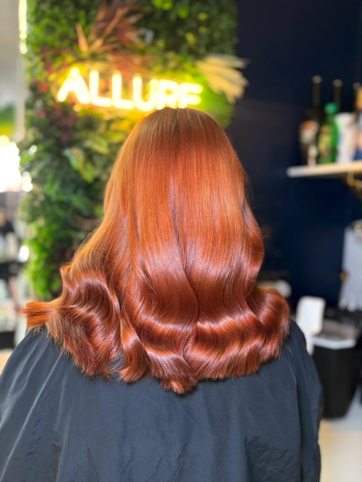 Copper refresh done right 🧡✨
No lifting needed — Graduate Stylist Ellie just reworked the faded tone into a richer, brighter, more even copper 🔥
Shine restored, colour revived, and that glossy finish brought back to life ✂️✨
@lorealpro_education_uki @lorealpro