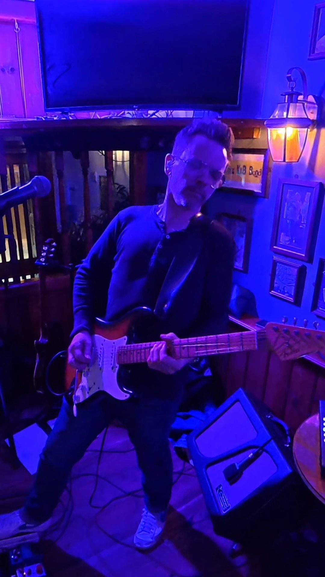 Here's a bit of Hendrix, All Along the Watchtower from last weekend's gig at the @piston_broke_shoreham I played behind my head later in the song.....saving that video for later!!
#hendrix #bobdylan #allalongthewatchtower #livemusic #livemusicsussex #shorehambysea #guitarsolo