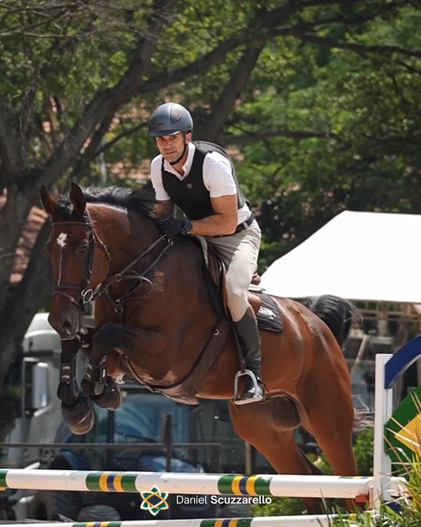 Os cavalos não respondem ao que você fala...respondem ao que você é.
Eles são extremamente sensíveis ao ambiente e, principalmente, ao seu estado: tensão, insegurança, pressa… mesmo quando você tenta esconder.
No dia a dia, isso aparece mais do que a gente percebe. As pessoas ao seu redor não reagem só ao que você comunica, mas ao ambiente que você sustenta.
Você está liderando pelo que diz… ou pelo que transmite?
#mindset #lider #mentoria #breathwork #quantumflow