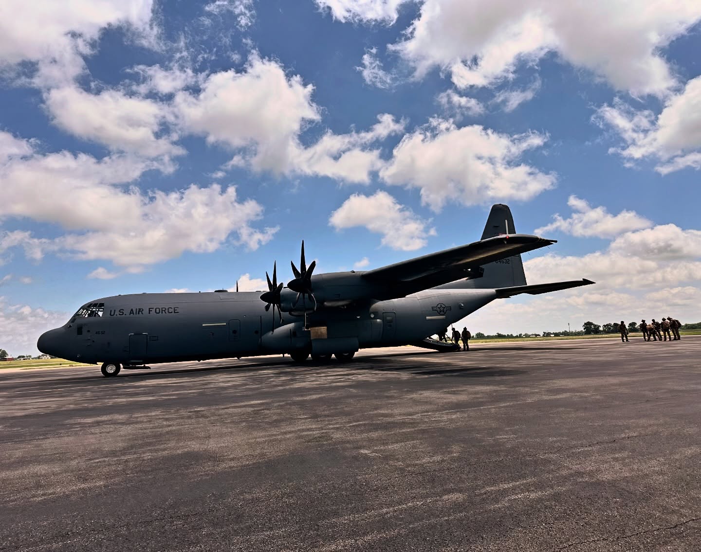 We β€οΈ supporting the best military on earth! If you see some soldiers with parachutes πͺ itβs normal π #USA @fortcampbellky @montgomerycogov @clarksvillenow @cityofclarksville @5th.s.f.g #unitedstates #military #paratroopers #airborne #fortcampbell #middletn