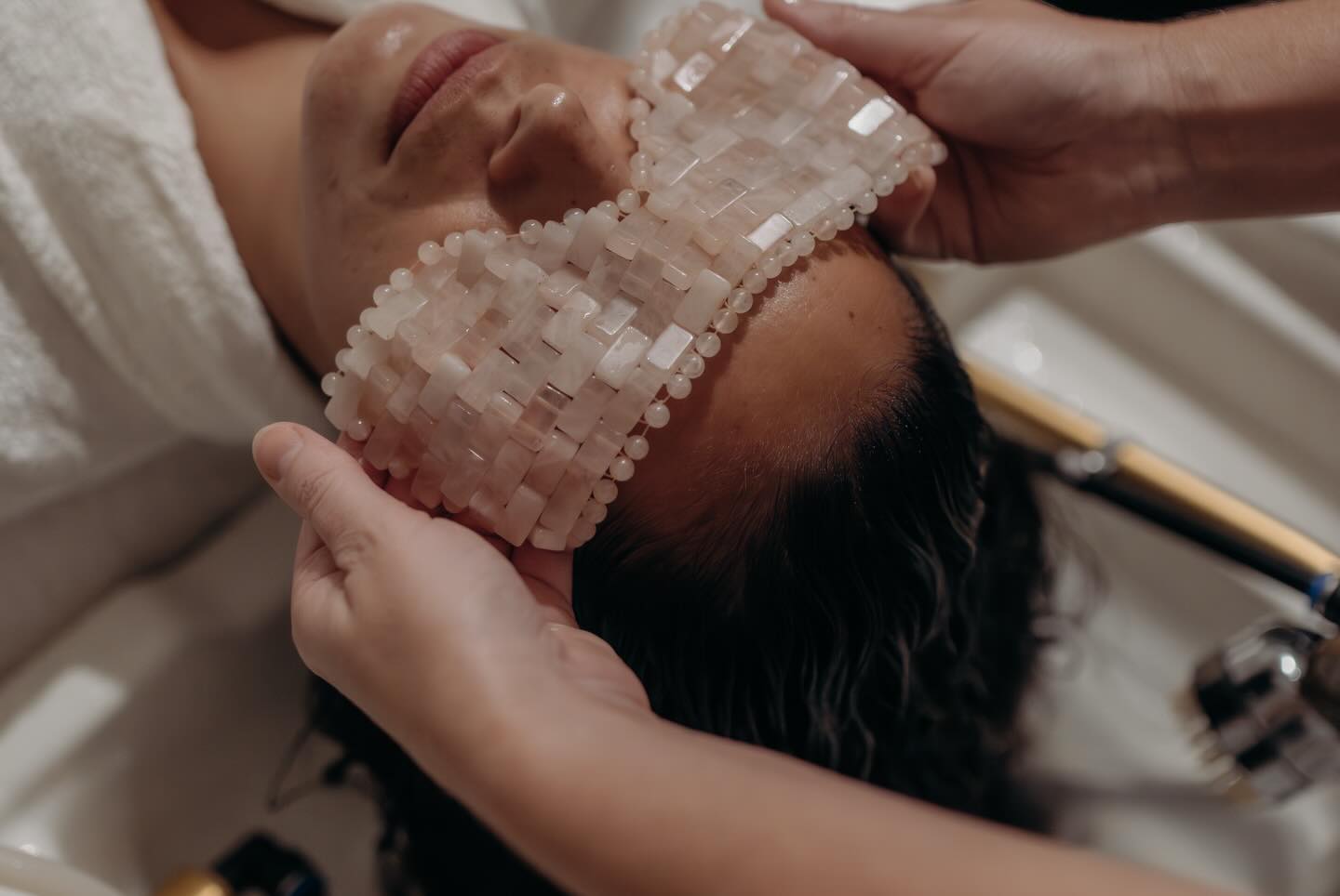 Rose Peptide’s are a key ingredient and powerhouse in our Rose Quarts Spa Facial. Peptides are infused into the skin leaving a youthful dewy appearance - plump hydrated skin for days! 🤍