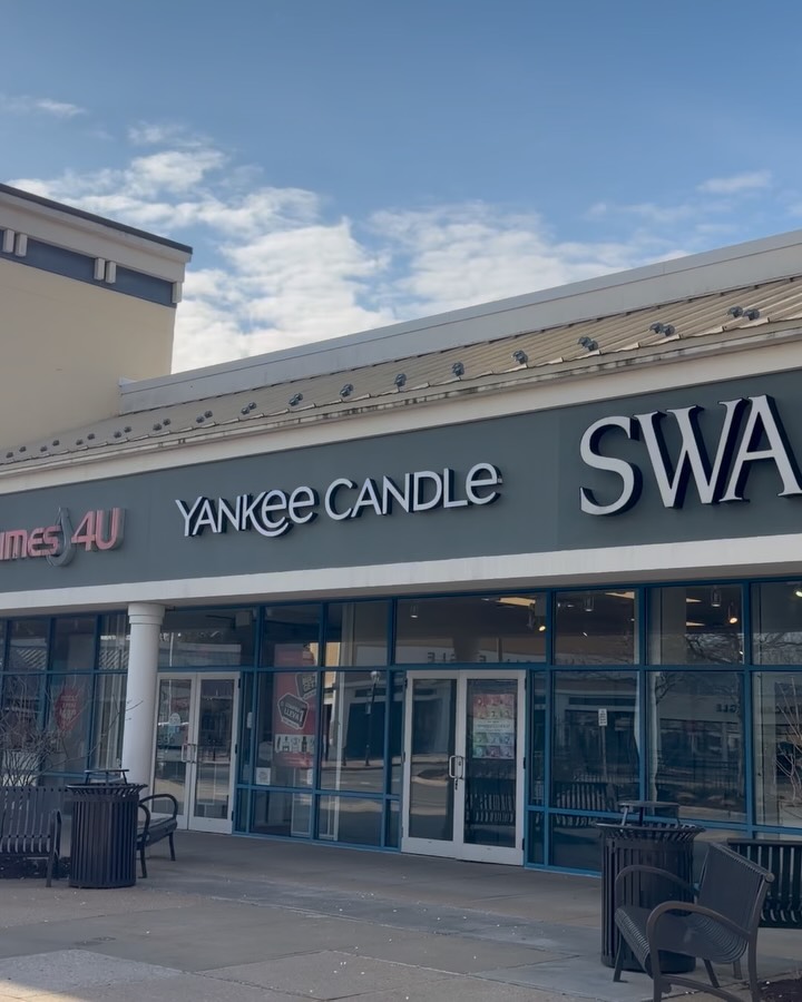 From concept to completion ✨
This project involved full town permitting coordination and professional installation for Yankee Candle signage.
Starting on camera → transitioning into installation → and ending with that perfect night glow… this is what we love to see 🌙
Every sign has a process behind it — and we make sure it gets done right.
📍Permits handled
🔧 Installed with precision
💡 Final result that speaks for itself
—
Darinka Signs
www.darinkasigns.com