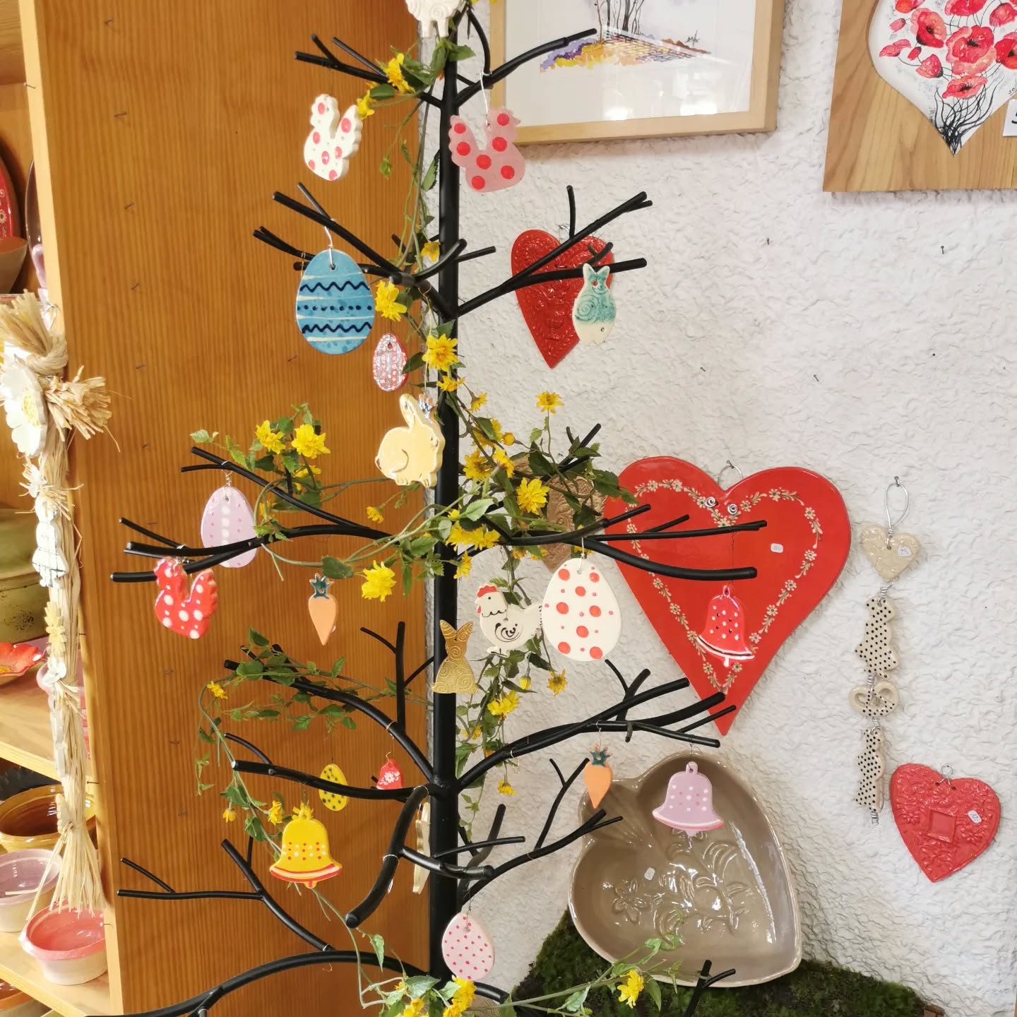 L'arbre de Pâques célèbre le renouveau de la nature et la joie du printemps après l'hiver rigoureux.
Je profite de cet arbre crée par @aici_steeldesign qui est à lui seul une très belle création décorative et avec lequel je peux passer de Noël au printemps.
Et vous, votre arbre de Pâques est prêt pour demain ?
#arbredepaques #pâques #soufflenheim #alsace