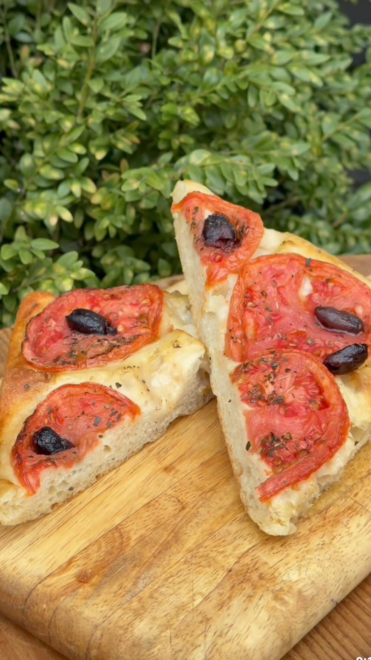 Homemade focaccia, perfectly golden, loaded with olives & tomatoes… like this is what your lunch should look like. Anything else is just poor decision making 🥖🇮🇹
#pratobakery #jerseycityeats #authenticitalian #cantucci #italianbakery