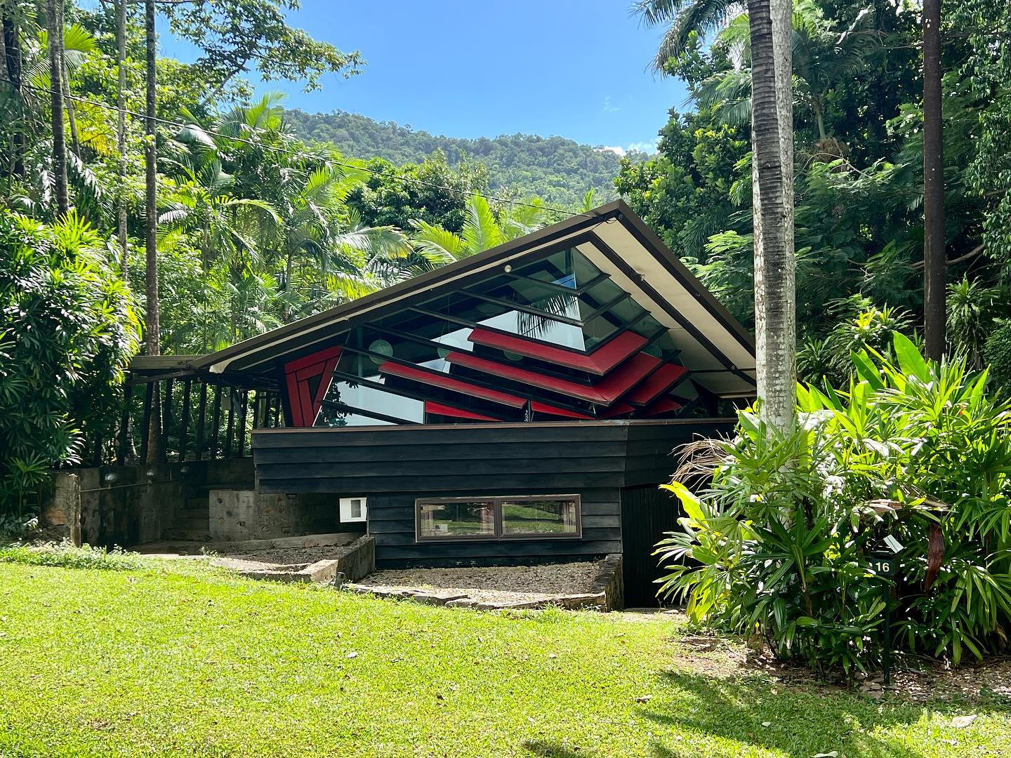Oribin Studio
Wrightian tropical-flavoured ‘hot’ modernism— angular/prow-like form, heroic shutters
Holiday find
1960 former practice office of the prolific Cairns architect Edwin Henry Oribin