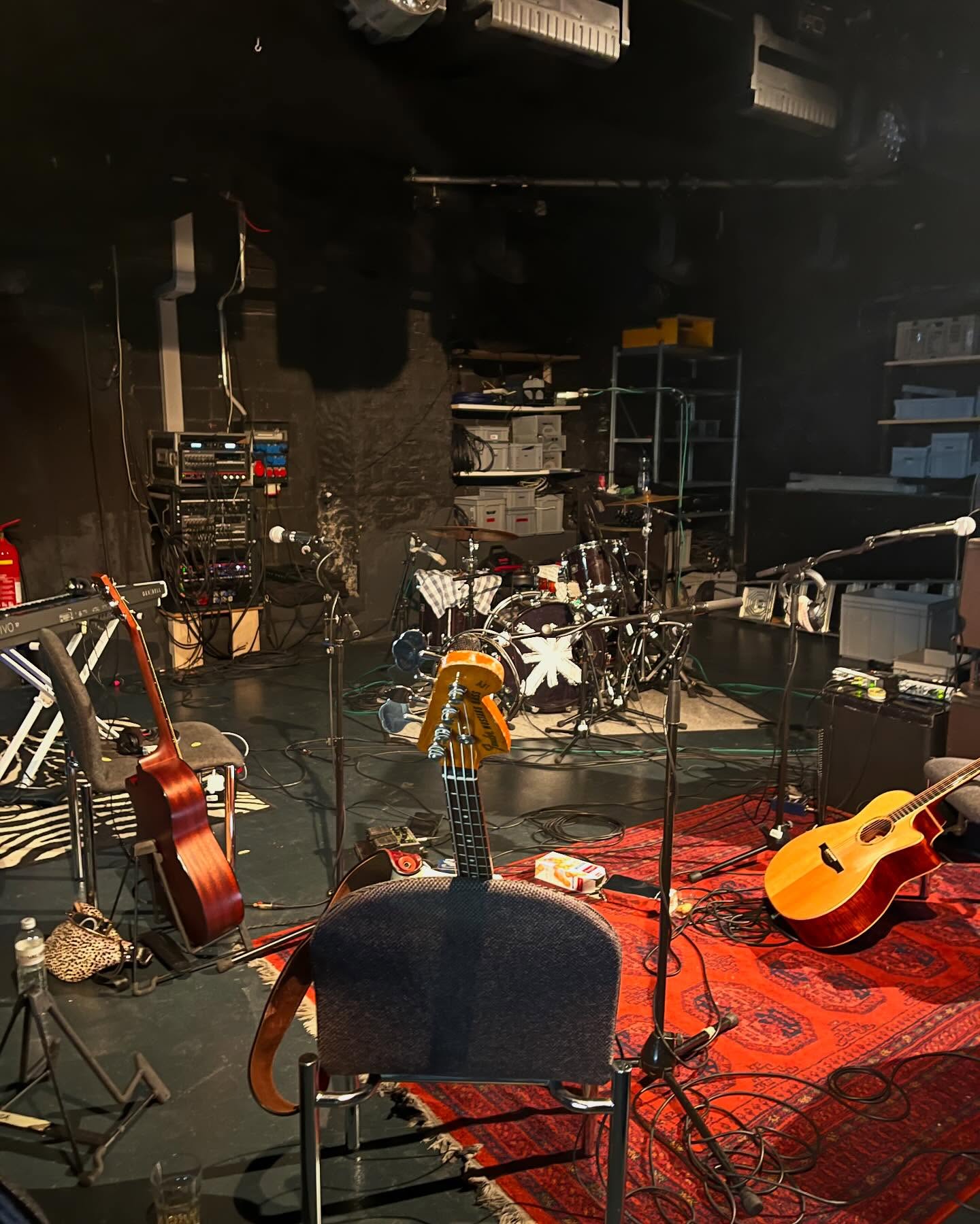 DELILAHS Acoustic nicht nur LIVE, sondern auch ab Konserve😍Am Freitag erscheint die erste von drei Singles der Acoustic Session, extra und nume für euch! Wer LIVE dabei sein mag -> SA 11.04.26 @jazzkantine_club Luzern❣️