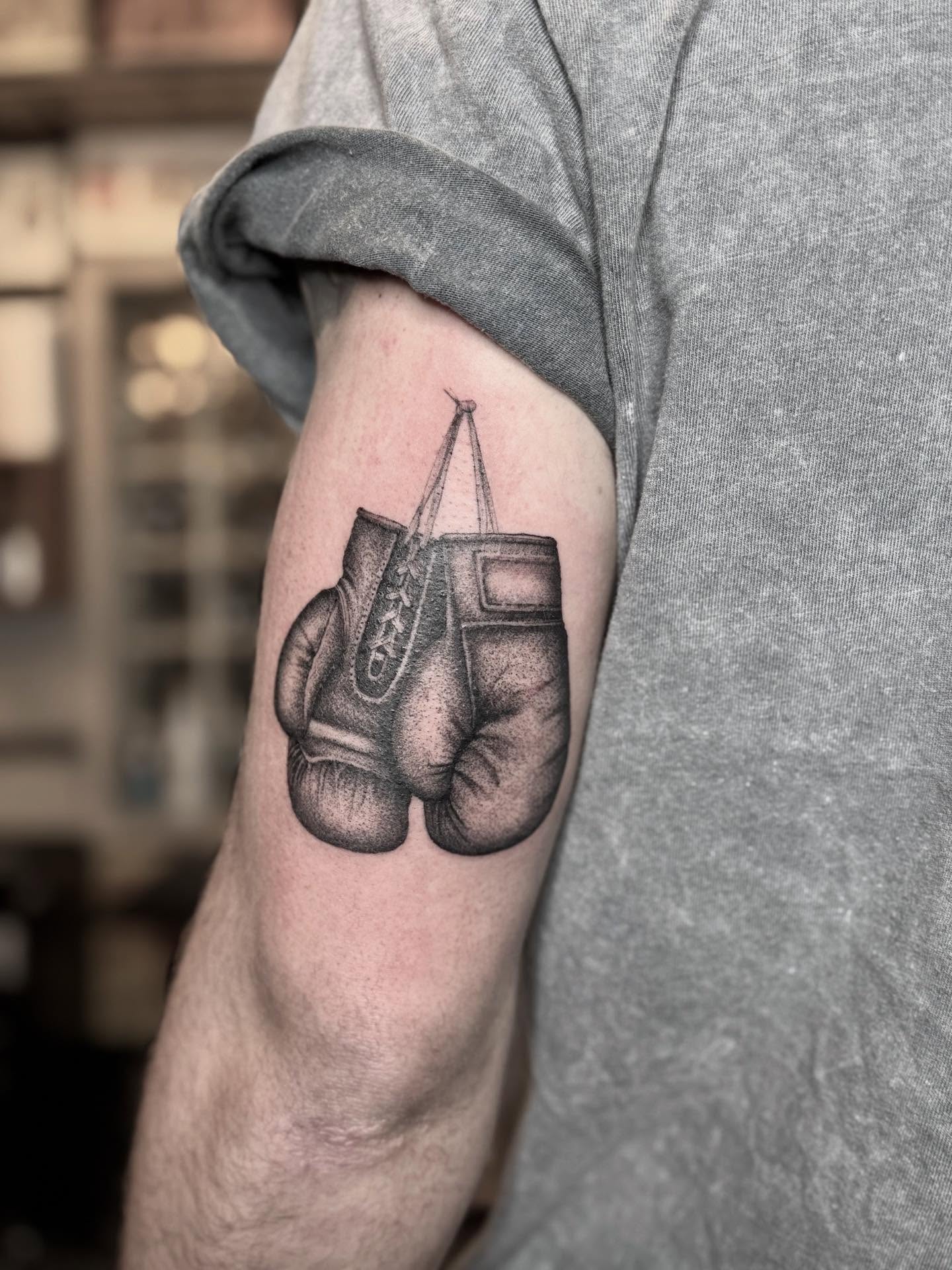 Boxing gloves for Patrick, thanks again 🥊
#bngtattoo #boxingglovestattoo #blackclaw #finelinetattoo #torontotattoo