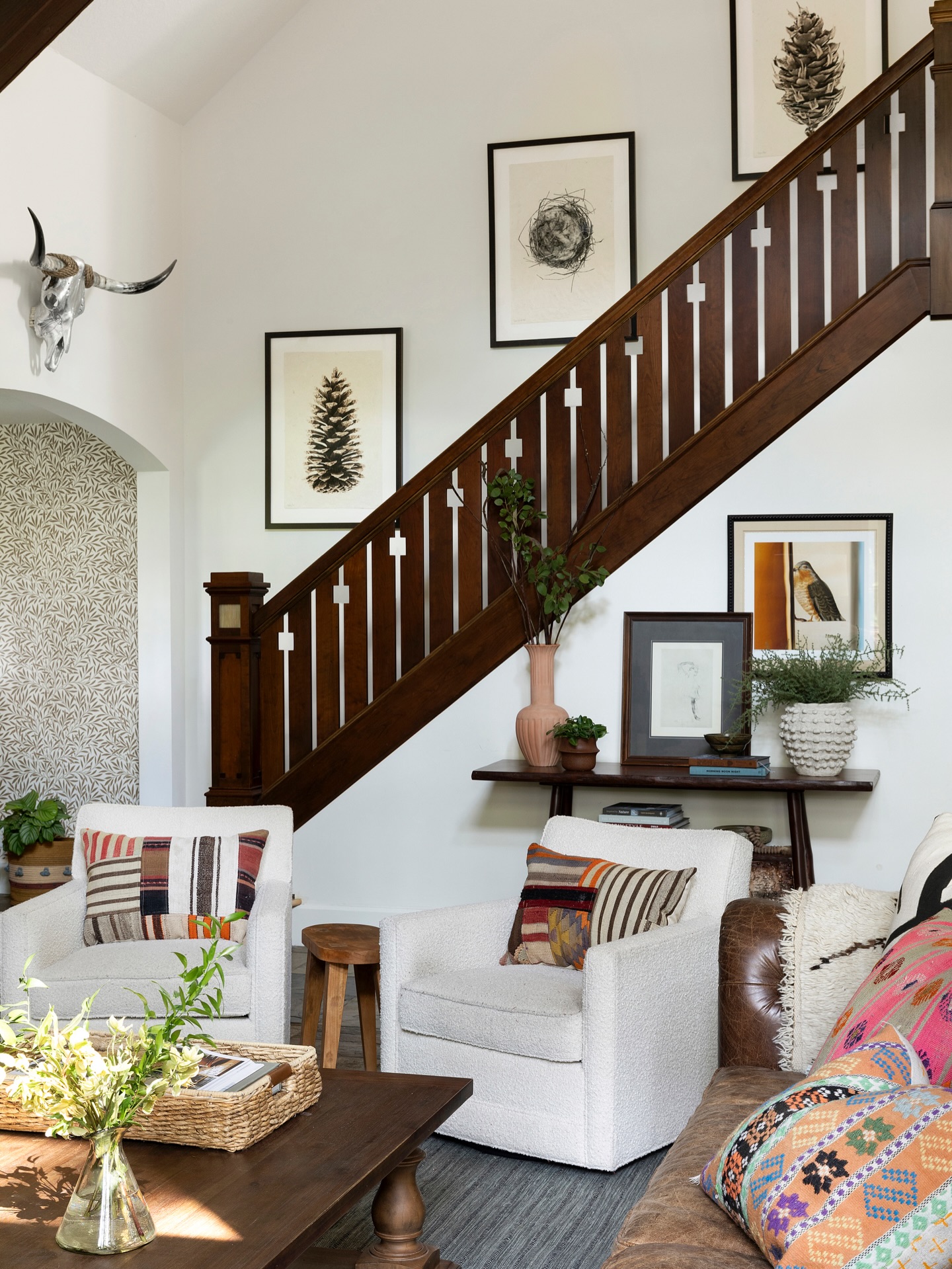 Rustic charm with a whole lot of personality 😍
This stunning home has us ready to kick off our shoes and settle in.
Interior Design: @lucyinteriordesign
Design & Build: @vujovich_design_build
Photography: @spacecrafting_photography