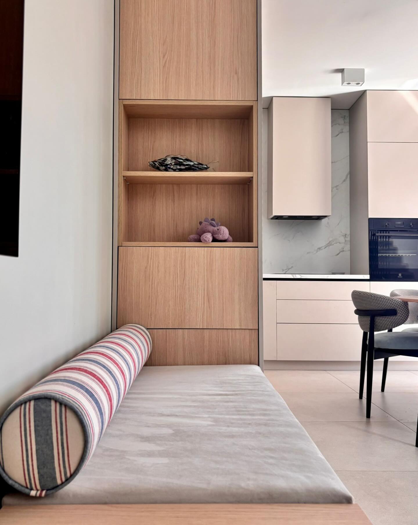 În sfârșit acasă 🤍
Perna noastră cilindru și-a găsit locul perfect, între relaxare, design și un strop de personalitate.
#maisonmeynet #pernacilindrica #kitcheninspiration