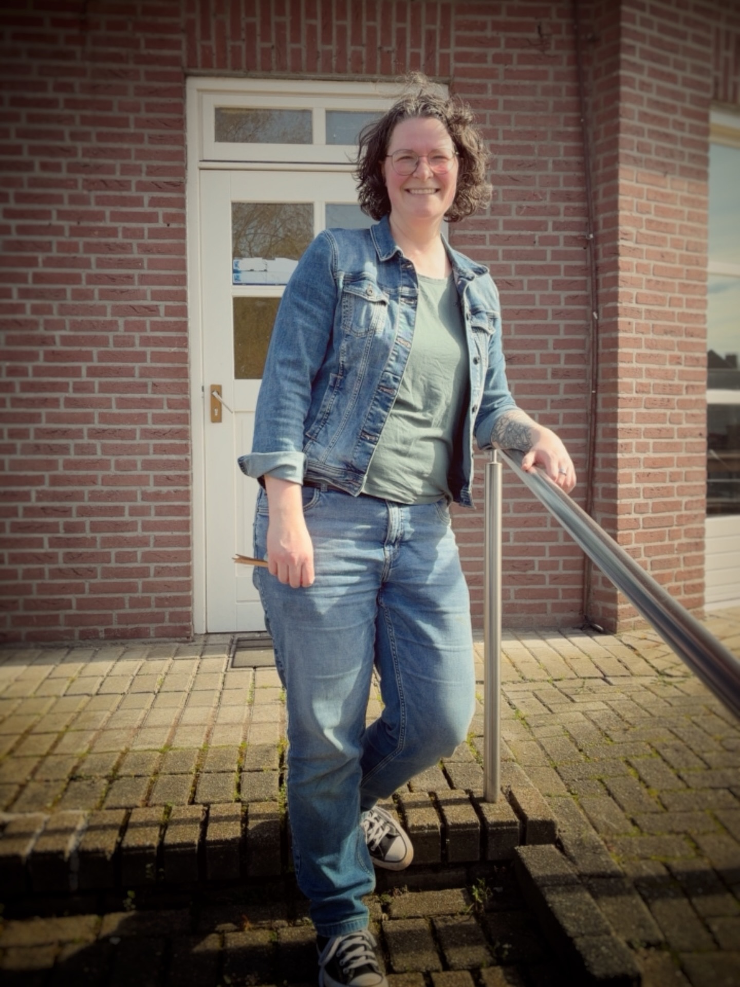 Ich bin Anke! Und das YOGAyoga Haus?
Das ist nicht nur eine Idee… das ist meine Vision, die jetzt endlich Wirklichkeit werden darf ✨
Und weil du jetzt hier bist, erzähl ich dir mal, wer eigentlich hinter dem ganzen Chaos, der Baustelle und den Träumen steckt 😉
Ich bin vieles.
Unternehmerin, Yogalehrerin, ayurvedische Wochenbett-Doula, Begleiterin für ätherische Öle, Raumhalterin, Ritualhüterin…
…und ja, auch ein kleines bisschen Kräuterhexe 🌿
Und dann bin ich natürlich auch:
Mama von 3 Kindern, vielen Tiere im und um unser Haus herum und Ehefrau eines großartigen Mannes 💛
Was viele nicht wissen:
Ich hab ganz klassisch BWL studiert und jahrelang im Marketing gearbeitet.
Also ja – ich kann nicht nur Räucherbündel schwingen, sondern auch Zahlen lesen 😄
Vor fast 4 Jahren hab ich mich komplett selbstständig gemacht –
Yoga unterrichte ich aber schon seit über 12 Jahren.
Ich liebe es, Räume zu halten und Menschen zu begleiten.
Aber ich bin eben auch jemand mit Visionen… und dem Mut, sie wirklich umzusetzen.
Der Traum von meinem eigenen Yogastudio?
Den trage ich schon lange in mir.
Dass daraus jetzt wirklich ein ganzes Haus wird… hätte ich vor ein paar Jahren selbst nicht gedacht.
Aber so ist das Leben, oder?
Manchmal klopfen Chancen an –
und wir dürfen entscheiden, ob wir die Tür öffnen.
Ich hab sie geöffnet.
Und jetzt steh ich hier – mitten in einem Herzensprojekt, das mich wahrscheinlich noch an meine Grenzen bringt 😄
Denn ganz ehrlich:
Ich mache viele Dinge gerade zum allerersten Mal.
Es fühlt sich ein bisschen an wie eine Geburt.
Mit allem, was dazugehört:
Vorfreude, Zweifel, Chaos, Glücksmomente, Rückschritte, Wachstum…
und dieses tiefe Gefühl von: Das hier ist genau richtig!
Ich freu mich riesig, dass du hier bist,
mich begleitest
und vielleicht sogar ein Teil von dieser Reise wirst ✨