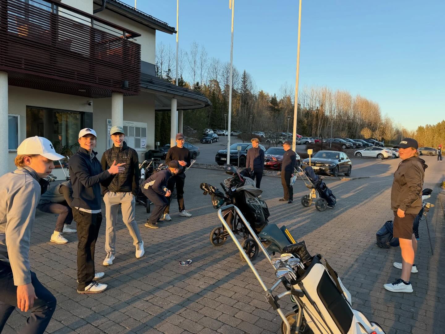 Talvikauden vikat höntsätreenit 9 reiän best ballin muodossa.
Hieno keli. Ilta alkaa omalta osalta omalla lämpällä, lyhyellä rangesetillä ja valmennustunnilla @olli_makela_ kanssa. Kiva nähdä, että saan rauta vitosen taas liikkumaan m. 96 mph eikä niskaan satu. Ollilla mailan liikesuunta suoristuu +6:sta noin +1 pathiin ja lapa alkaa suoristumaan osumaan paremmin. Sivutilttiä vähemmän osumaan ja grippiä vasemmalle osuman läpi.
Klo 18 ekat ryhmät lähtevät pelaamaan. Team 1 aloittaa par, birdie, birdie, birdie. Team 2 aloittaa kahdella eaglellä. Näköjään mun ryhmän on painuttava pieniin lukemiin jos halutaan välttää klubitalon edessä tehtävät punnerrukset.
Aloitetaan birdie, birdie mutta kolmannen reiän par tuntuu heikolta. Mutta mitä sitten??!! @tteporkka iskee par kolmoselle 2 lyönnillä joka on tasurin jälkeen 0 lyöntiä ja albatrossi korttiin! Seuraavalla väylällä samainen kaveri iskee 4 kertaa par neloselle ja sen myötä tasurin jälkeen syntyi toinen peräkkäinen albatrossi 🤠 Välittömästi tämän jälkeen alkaa usealta suunnalta mussutusta kuulumaan. Minkäs sille tekee jos pelaa golfin sääntöjen mukaan ja tulos on parempi ku muilla??
@aapo_nevas iskee varmuuden vuoksi vielä tasurin jälkeen eaglen reiälle 16. Siinä vaiheessa joukkue on -10 7 pelatun reiän jälkeen. Topias vetää uskollisesti Jack Nicklaus -tyyliin greenillä hanska kädessä.
Pohdittiin vikassa tiiboksissa, että riittää kun meikäläinen pääsee par kolmosella 8 lyönnillä mukiin. Paineettomaan paarin tekoon auttoi suotuisa tulostilanne.
Klubitalon edessä kokoonnuimme sovitulla tavalla. Voittava joukkue sai seurata häviäjien punnertamista ja kyykkäämistä. Tätä edelsi aikamoinen spekulointi, mutta lopulta häviäjät tyytyivät kohtaloonsa ja polvikulmaa alkoi muodostumaan.
@cafehelle toimitti herkkuja ja kilpailukohtajan sekä voittavan joukkueen edustajana päätin jakaa herkut kyykkääjien kesken glukogeenivarastojen palauttamiseksi.
Kiitos peleistä Pelurit!
Ens talvena taas jatketaan höntsätreenejä fysiikan, nopeuden, koordinaation ja yhteenkuuluvuuden vahvistamiseksi. Kiitos myös @espooesbo kaupunki edullisista tilavuokrista.
@espoogolf
@jennikuosagolf
@espoogolfakatemia