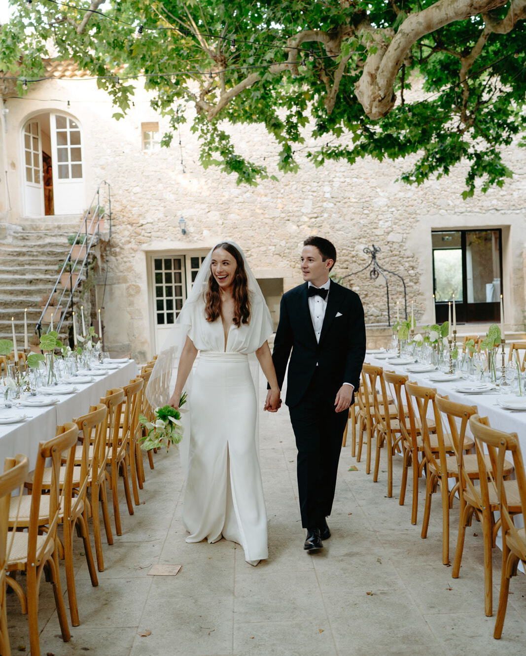 There's something deeply moving about a beautifully set head table — before the couple arrives, when everything is still and perfect.
Flowers at their best, tableware perfectly aligned, the soft evening light just beginning to fall. That moment never gets old.
@mc2monamour_paris @le_petit_roulet @julie.riviere.photo @maison_nans @les_fleurs_de_ninon @charlenedolomaquilleuse @ewaroquier
Wedding table · Wedding decoration Paris · Wedding design