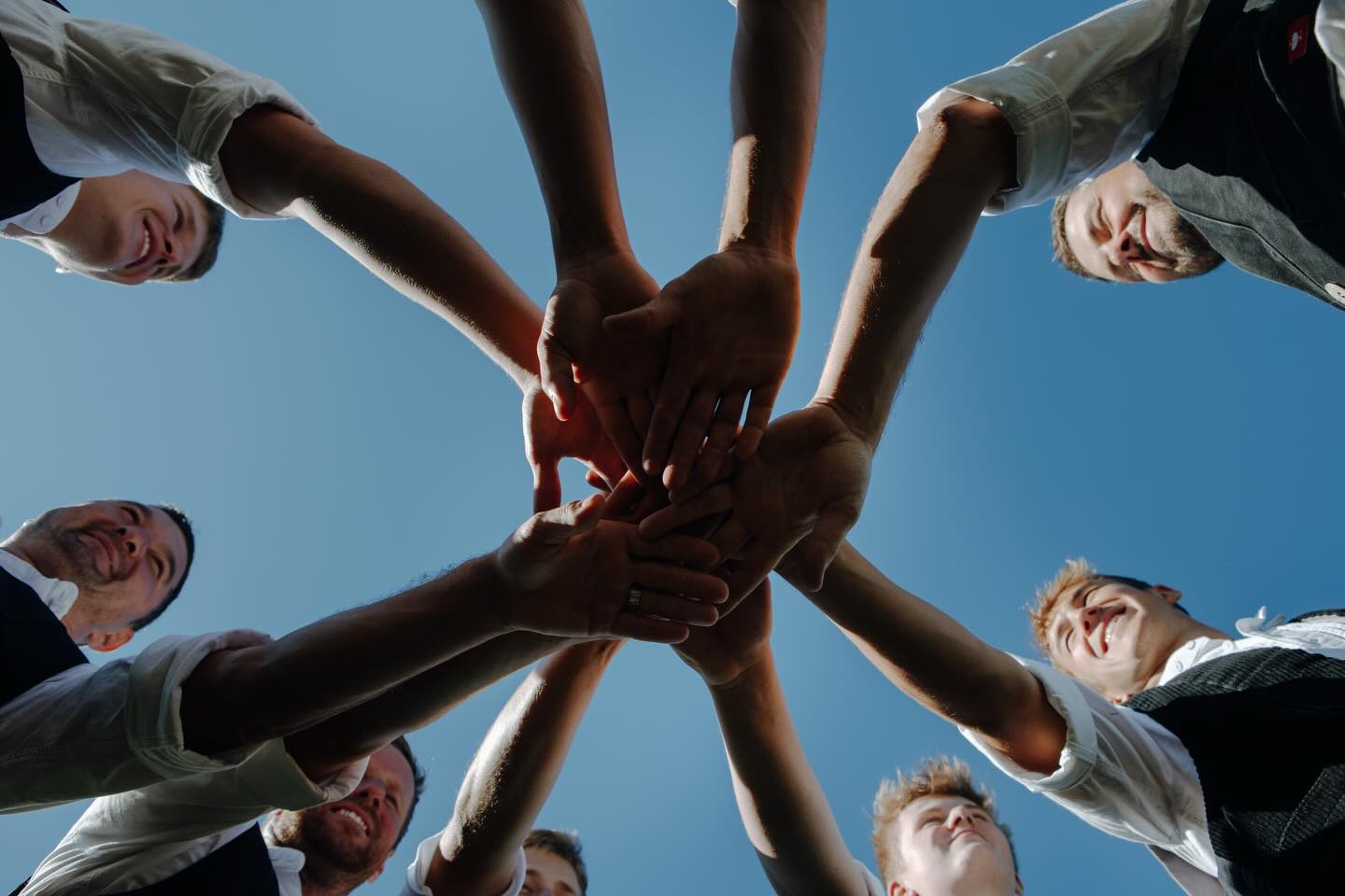 HAND IN HAND🤝
für echtes Handwerk
Was uns ausmacht?🤎
Anpacken. Zusammenhalten. Spaß haben.
Und die Leidenschaft für unser Holzhandwerk.🌲
Jeder bringt seine Stärken ein - und gemeinsam schaffen wir Großes.
Denn nur wenn alle an einem Strang ziehen, entstehen Bauwerke, auf die wir stolz sein können! 🏗️🔥
@unikat.fotografie
#teamwork #alleaneinemstrang #handwerk #zimmereiniederthanner #holzbau