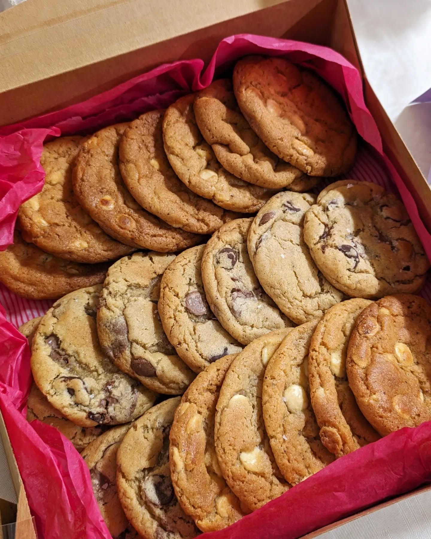 Freshly Baked 🍪 Sitting pretty at @harrowmosque Eid party before they all disappeared 👀🤓✨ Order online at prismbakes.co.uk #linkinbio
#prismbakes #cookiegram #cookiesbypost #luxurycookies