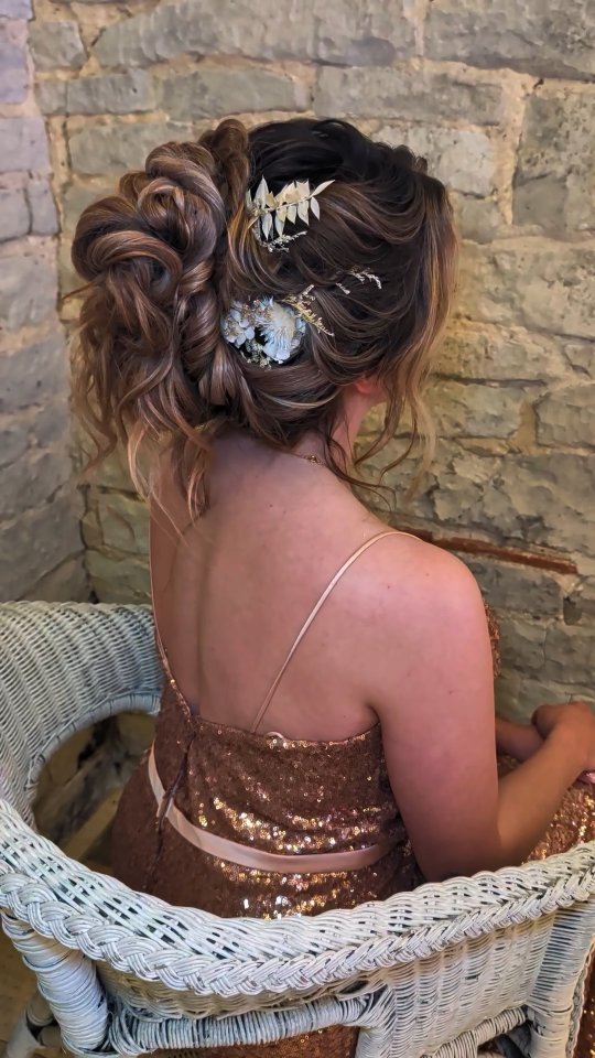 Why only create one dream hairstyle when you can style TWO! ๐ง๐ผโโ๏ธ๐
Whether it's...
๐ฐ๐ผโโ๏ธ ceremony into the evening ๐๐ฝ
๐ค undecided bride at preview appointment
๐ธ runway show โจ
๐ธ bridal shoots / content creation ๐คณ๐ฝ
You want QUICK & EASY methods that become second nature to transform your bride into feeling like a million dollars, all over again! ๐ฅ
This second style takes only TEN MINUTES to create - exactly what you need for every scenario mentioned above and more โจ
You know what's coming...boho bridal hair stylists...are you ready to up your game whilst making your life much easier?
Transformative Ocean Waves Masterclass coming soon ๐๐ง๐ผโโ๏ธ date announcement this week - YEY! ๐๐
Let's go, Becca ๐ง๐ผโโ๏ธ x
@miamooremodel
@houseofbridaluk
@artistrytoaisle
#bridalhaireducation #bohobridalhair #weddinghairdevon #weddinghaircornwall #bridalhairtutorial