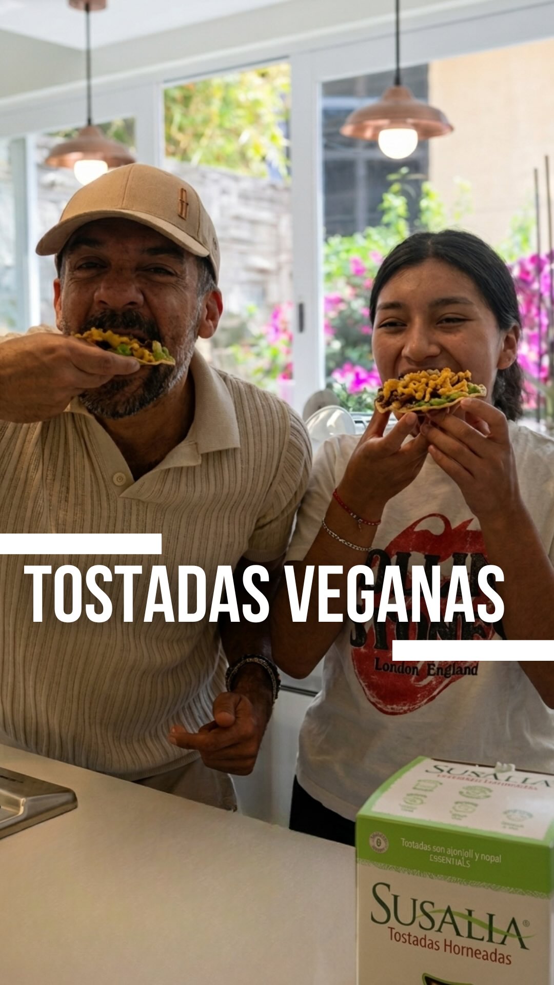 No soy chef… pero cuando te juntas con alguien que sí le mete creatividad de verdad a la cocina, pasan estas cosas🔥 Las tostadas de @susaliamx haciendo paro como siempre😎
Mari tiene ese don de agarrar ingredientes simples y convertirlos en algo que no esperabas… hoy se aventó unas tostadas estilo “huevo revuelto”, pero versión vegetal 🌱
Tofu bien trabajado, guacamole con cilantro, cebolla caramelizada… y listo.
Sabe brutal. Te llena. Y no te deja pesado.
Esto es lo que me gusta: no se trata de quitar, se trata de saber transformar lo que comes.
Gracias @maria_plantbased por estas joyas 👊🏼
#SiSirve #ComidaReal #cdmx