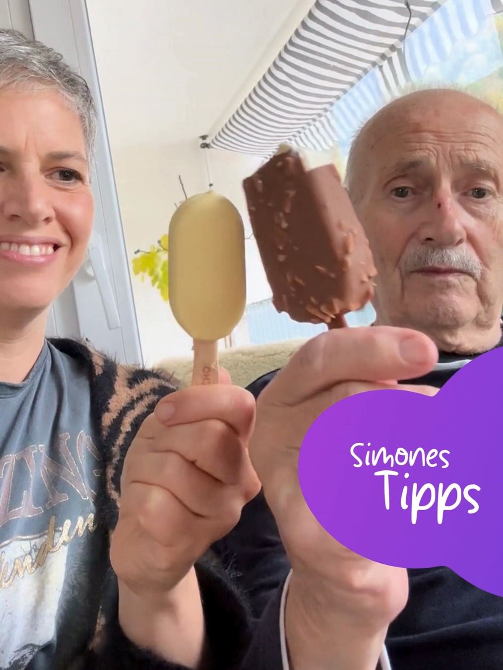 Simone teilt diesen wertvollen Moment mit ihrem demenzkranken Vater:
Demenzkranke essen oft besonders gerne Süßes.
Und ja, früher hat mein Vater lieber ein Bier getrunken.
Heute sitzen wir zusammen, essen Eis und prosten uns damit zu.
Es ist nicht dasselbe wie früher.
Aber es ist unser Moment.
Pflege heißt für mich auch, loszulassen von dem, wie es früher „richtig“ war.
Und Platz zu machen für das, was jetzt guttut.
Für Genuss, für Nähe und für Lebensfreude.
Manchmal ist ein Eis mehr als nur Eis, es ist ein gemeinsames Lächeln.
Und das zählt. 🍦🫶
💡 Was mir dabei geholfen hat:
Wissen über Demenz und der Austausch mit anderen Angehörigen, die ähnliche Momente erleben. Zu verstehen, dass sich Bedürfnisse verändern dürfen und dass Nähe manchmal wichtiger ist als Gewohnheiten.
#Demenz #Angehörige #Pflegealltag #DemenzVerstehen #PflegeMitHerz