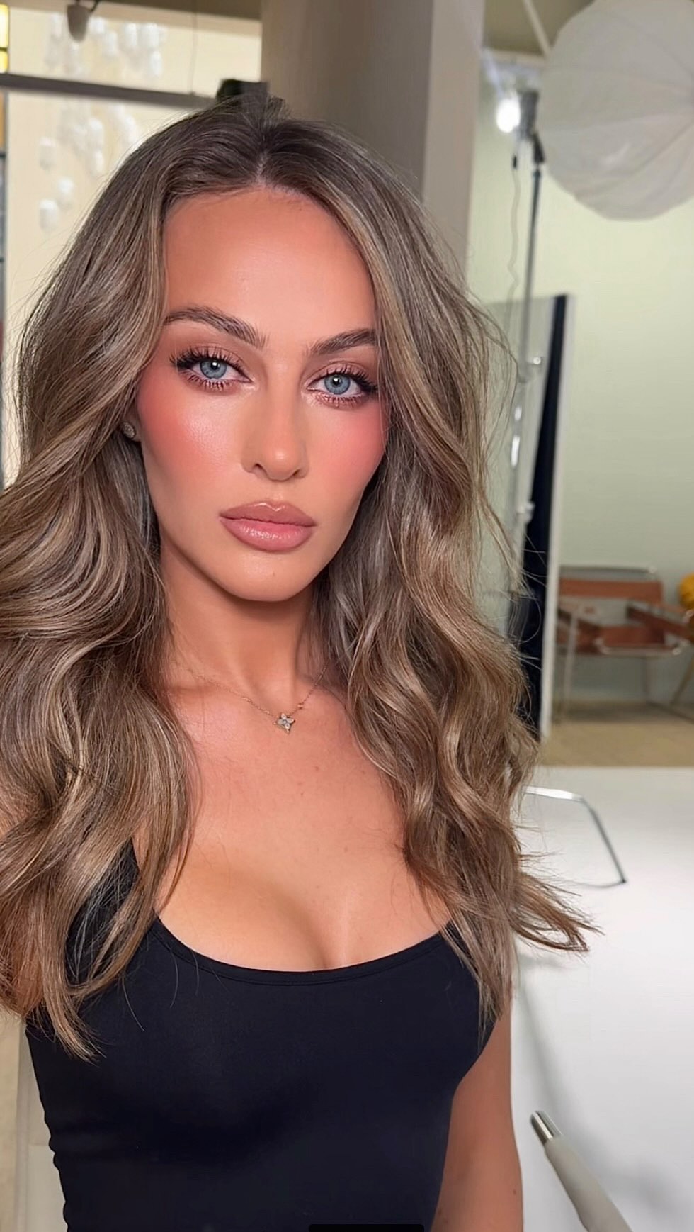 Makeup and hairstyle for @ameliajstuart 🤍
Preparation for the shooting with @iamksenia_
#dubaimakeupartist #makeupforphotoshootdubai #bridal
