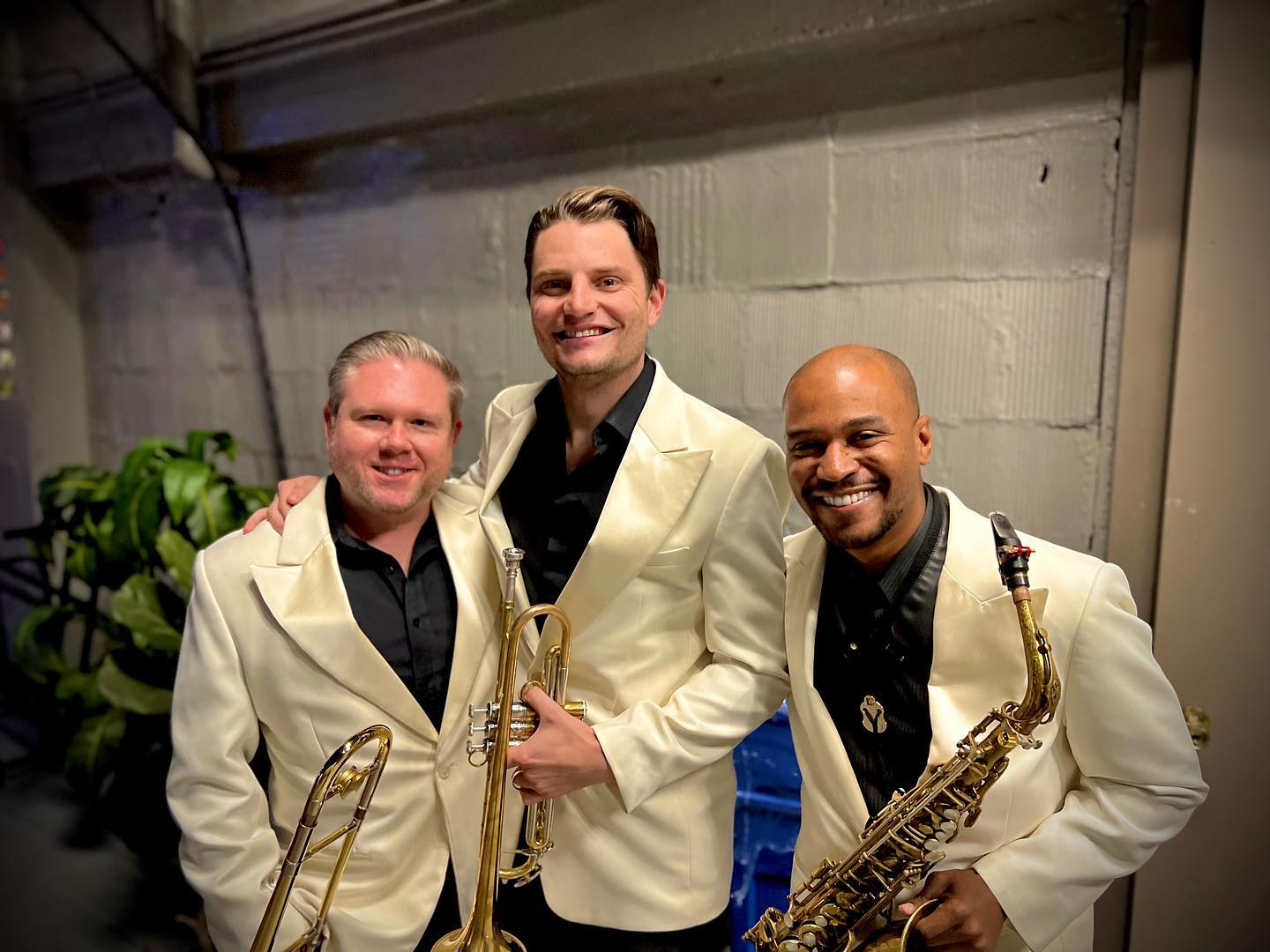 It’s been a gloriously fun week working with these maniacs on the @ainttooproudmusical here in #chattanooga
The band is full@of great folks too, and they even had us #dancing on stage briefly!
#goodtimesgreatoldies #temptations #musical #hornsection #trumpet #trombone #saxophone #musicaltheatre #atptour #whitejackets #trombonedollars
#lilwalter #bigslim #discountsteve