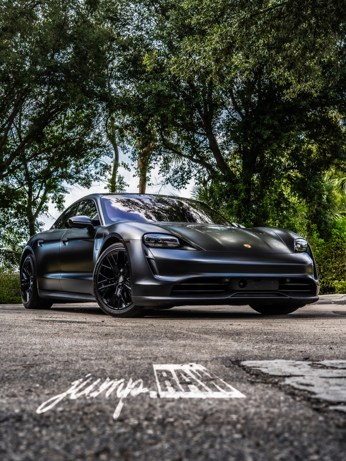 Light painting session with the Porsche Taycan
Clean lines, controlled light, and a lot of patience.
Shot in collaboration with @binson.rentals
#LightPainting #CarPhotography #AutomotiveArt #NightShoot #CreativeLighting