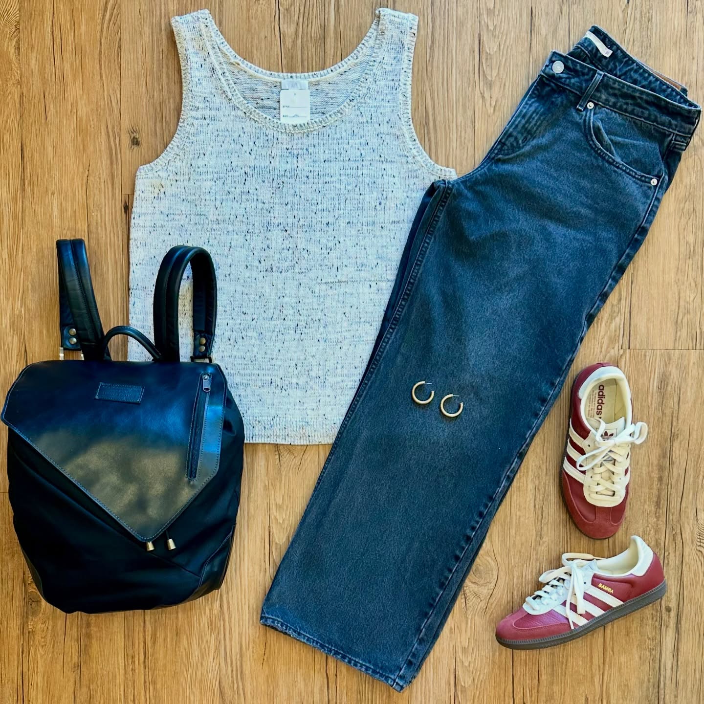 Year round staples. πΏπ
The details:
JJill knit top sz M, $23
Leviβs Premium βLow Looseβ jeans
(dark grey)sz 30, $32
Adidas Samba sneakers sz 8.5, $36
Looptworks Portland limited edition
leather/nylon backpack, $44
Earrings, $16