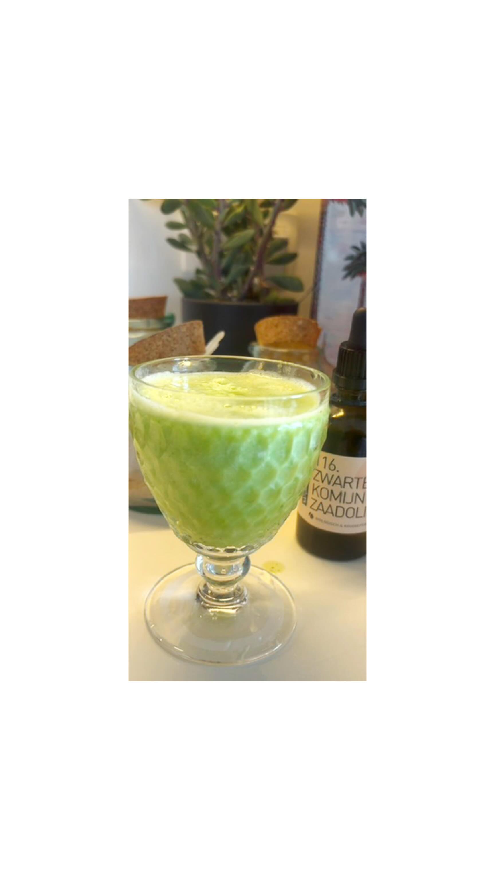 Creating health doesn’t have to be complicated …
This simple blend supports your system by
→ stimulating digestion
→ supporting detox pathways
→ hydrating & mineralizing cells
→ calming inflammation & supporting immunity
@naturalheroes for the black cumin seed oil (which I also use in my skin care routine blends 😍)
.
.
.
.
.
#Morning #DetoxSmoothie #HealthyLifestyle