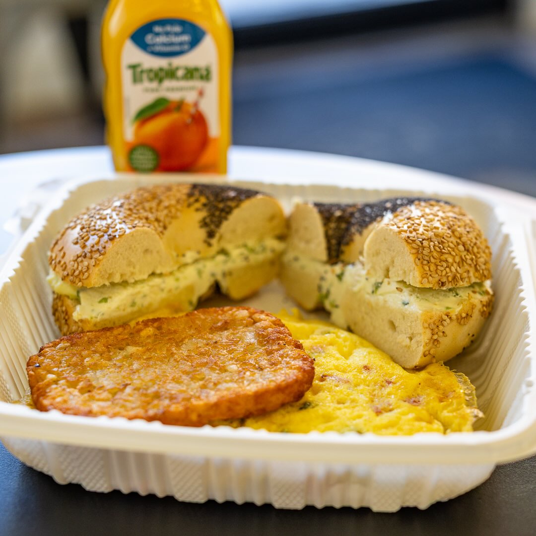 Why choose one when you can have both.
A black & white bagel layered with vegetable cream cheese, next to a Greek omelette packed with feta, tomato, peppers, and onions. Treat yourself at #BagelsonPark 🥯 🍳
#bagels #njbagels #breakfast #omelette