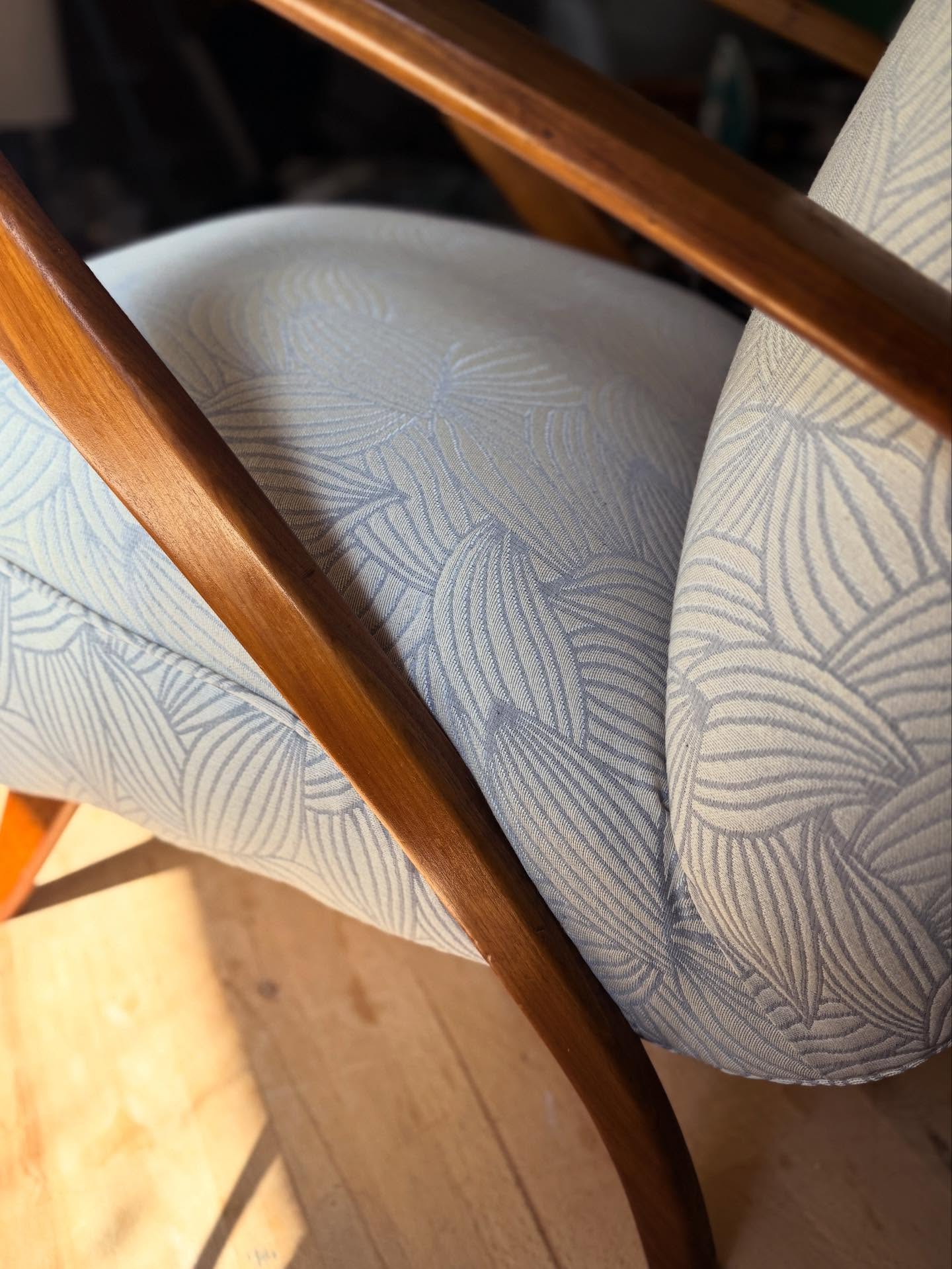 Nu e doar un fotoliu.
Sunt ore de muncă, răbdare și momente în care am vrut să renunț… dar n-am făcut-o.
Fiecare cusătură a fost făcută cu grijă, fiecare detaliu gândit.
Acum e gata și sincer… am emoții înainte de predare.
Pentru că, de fiecare dată când clientul îmi cere poze înainte… începe anxietatea. 😅
Oare o să-i placă?
Oare se vede toată munca?
Oare e exact cum și-a imaginat?
În spate sunt ore de lucru, răbdare și mult suflet pus în fiecare detaliu. 🪡
Sper să se simtă.
Clienta a avut încredere în mine să-l salvez și asta a însemnat enorm.🤍
Curând vi-l arăt întreg dar și tot procesul de retapițare.🤭
Tu ai păstra un fotoliu vechi sau ai lua unul nou?
Și spune-mi… ai trecut vreodată prin emoțiile astea?
#tapiterie #handmade #behindthescenes #tapiteriecluj #retapitarefotoliu