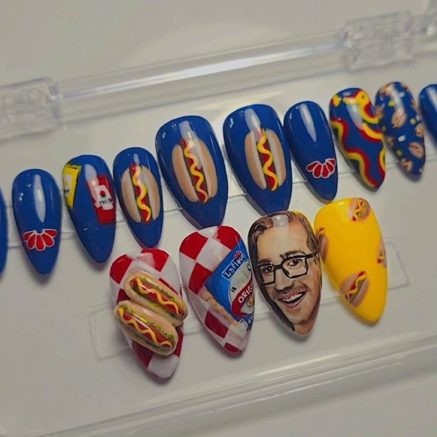 CONCOURS GAGNE TA POSE D'ONGLES
PARFAITE POUR LE 6 MAI .....LA JOURNÉE DU STEAMER 🌭🌭🌭🌭
vue que ces @mathduff qui a commencera cette journée je devais le rajouter a l'ensemble qui sera tiré parmis mes Abonné le 26 avril pour etre prêtes pour la journée internationale du 🌭
@lafleur.qc @bizzbook @mathieudufour #nailart #nailartist #Gatineau