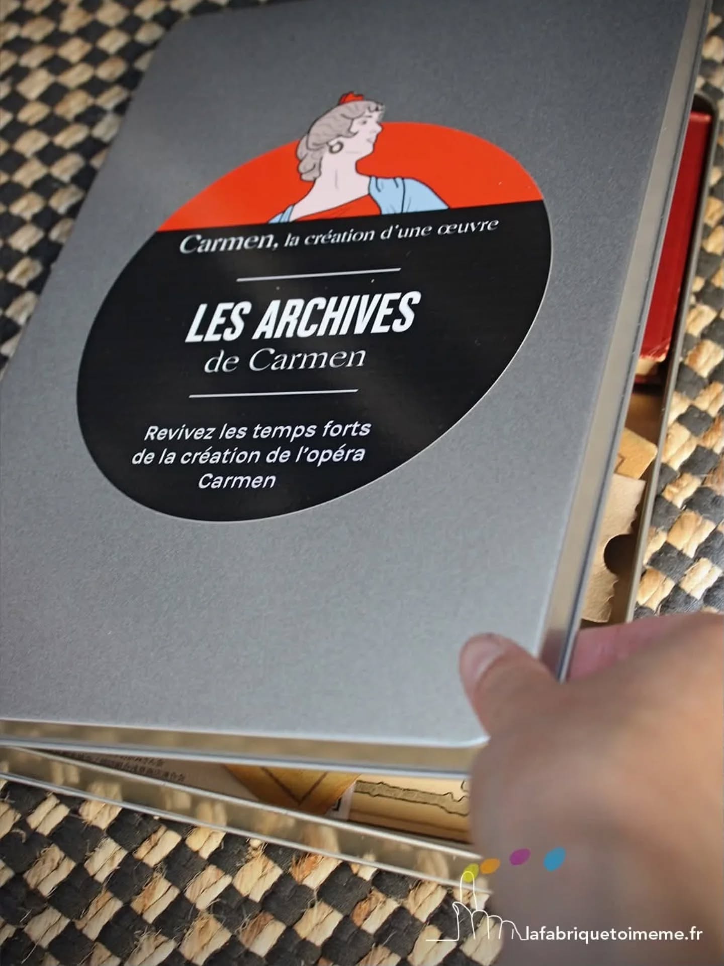 📣 POST 2/3
🎭 CARMEN À EMPORTER !
Une mallette multi-sensorielle inclusive pour l’@opera_comique
Depuis septembre 2025, nous travaillons avec la formidable équipe de médiation de l’Opéra-Comique pour concevoir une mallette inclusive et nomade, pensée pour aller à la rencontre de tous les publics :
👉 Pour les publics éloignés de la culture, en situation de handicap (notamment visuel et mental)
👉 Pour les scolaires
Cette mallette, c’est une aventure collective 💛
Construite avec les équipes de l’Opéra, enrichie par des groupes de travail (référents d’unités Alzheimer, personnes aveugles et malvoyantes, éducateurs) et testée avec les enfants de l’IME de Vire-sur-Lot.
……..
✨ À L'INTÉRIEUR ? Une vingtaine d’activités (à sélectionner et à adapter selon les publics) réparties en 3 modules :
🏛️INTRODUCTION À L'OPERA COMIQUE
Toucher la salle Favart du bout des doigts, manipuler une cage de scène, explorer les matières (velours, bronze, feuille d’or…) ou replacer l’Opéra dans le temps avec un jeu façon Timeline.
💃LA CREATION DE CARMEN
Du fait-divers au livret, reconstituer l’histoire, découvrir les personnages à toucher, sentir l’opéra à travers des odeurs, ou encore explorer Carmen dans la culture populaire.
🎭 EN SCÈNE !
Se costumer, incarner Carmen ou Don José, manipuler décors et accessoires, écouter l’orchestre, jouer avec les métiers de l’opéra…
➕ ET AUSSI : un sac technique pour rendre l’expérience encore plus immersive (son, projection, mini imprimante photo, buzzers pour le blind test, carte postale à personnaliser…).
…………
🙏 Un immense merci à toutes celles et ceux qui ont rendu ce projet possible :
🎼 Équipe de médiation de l’Opéra-Comique : Lucie Martinez, Clara Lange, Raphaelle Keller, Marianne Bailly
🛠️ La Fabrique Toi-Même : @emilieblabla_graphiste & @christelleloubriat médiatrice culturelle
👗 Guest star internationale du costume : @ingezorn
💛 Avec la complicité de Carole Maso notre chanteuse préférée, Emmanuelle Tissier @polette_fabrique coach en mosaïque, Alex Blach usineur attentif.