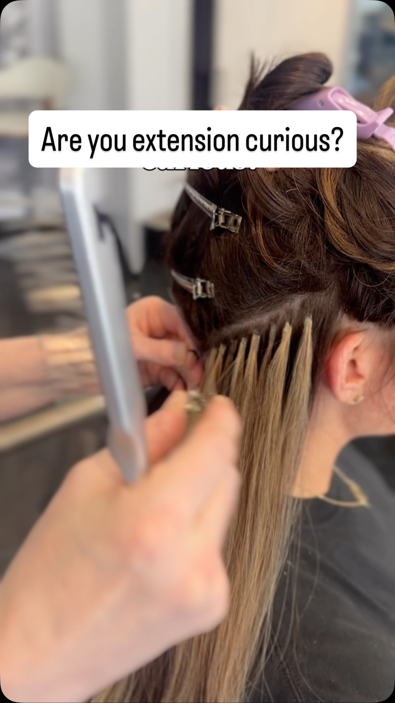 Are you extension curious but not sure where to start? You’re not alone. There are different systems for different needs, and the magic is in choosing what’s right for your hair, your lifestyle, and your goals. That’s where we come in. A thoughtful consultation takes away the guesswork, breaks it all down, and shows you what’s actually possible… because the right extensions don’t just add hair, they give you the hair you’ve always wanted.
#hairextensions #extensionconsultation #luxuryhair #hairtransformation #behindthechair