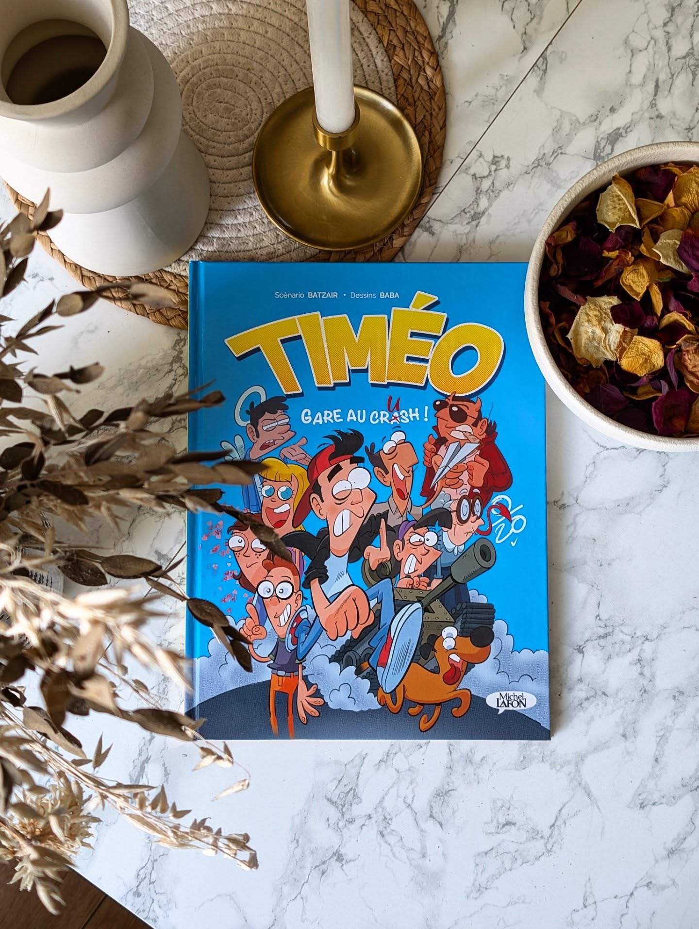 ✨ Timéo : Gare au Crush - Batzair ✨
Bienvenue dans le monde de Timéo, un ado ancré dans notre monde moderne avec sa flemme légendaire, sa mère désespérée de son attitude et son quotidien de cancre renommé.
Ce que j'ai adoré, c'est que Timéo est un personnage auquel on peut très vite s'identifier. On suit sa vie de jeune adolescent qui enchaîne, dans cette BD, les mésaventures... pour notre plus grand plaisir.
On peut dire que ce qu'aime Timéo, ce n' est pas l'école, ni travailler, il préfère de loin Sabrina pour qui il en pince mais qui n'a de cesse de le repousser. Pour autant, le jeune garçon va faire l'étonnante rencontre de Mélodie, une jeune fille qui va changer peu à peu son rapport a l'amour. Et oui... L'amour peut arriver à tout moment, surtout quand on est ado !
J'ai beaucoup aimé cette lecture et le ton de l'auteur qui est très actuel. Clairement, il peut toucher un public très jeune, mais aussi plus âgé, avec ce rythme fluide et ces planches illustrées qui me rappellent les BD que j'ai tant aimé dans ma jeunesse.
En bref, je dirais que c'est une BD moderne qui aborde l'adolescence et le quotidien des jeunes dans un monde où tout paraît être une montagne a escalader. Vous vous attacherez forcement à Timeo et je vous rassure, il y a déjà une seconde BD !
Foncez chez @michellafon_jeunesse pour la découvrir ♥️
#batzair #timeo #bandedessinée #bookstagramfrance #bd