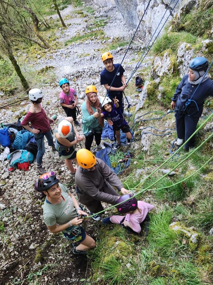 Après 3 séances au gymnase cet automne et cet hiver, les familles du centre social ont découvert la falaise! 🦎
Grimpe pour les enfants et les parents à Virieu le Grand, au secteur Vallon Perdu! 🔥
Toutes et tous ont perfé et surtout ont pris plaisir à découvrir le rocher! Au programme une bonne montée à l’aller, de jolies voies tout juste rééquipées par la commission falaise, et un goûter partagé à la fin 🍿
#climbing #escalade #ffme #ain #roc