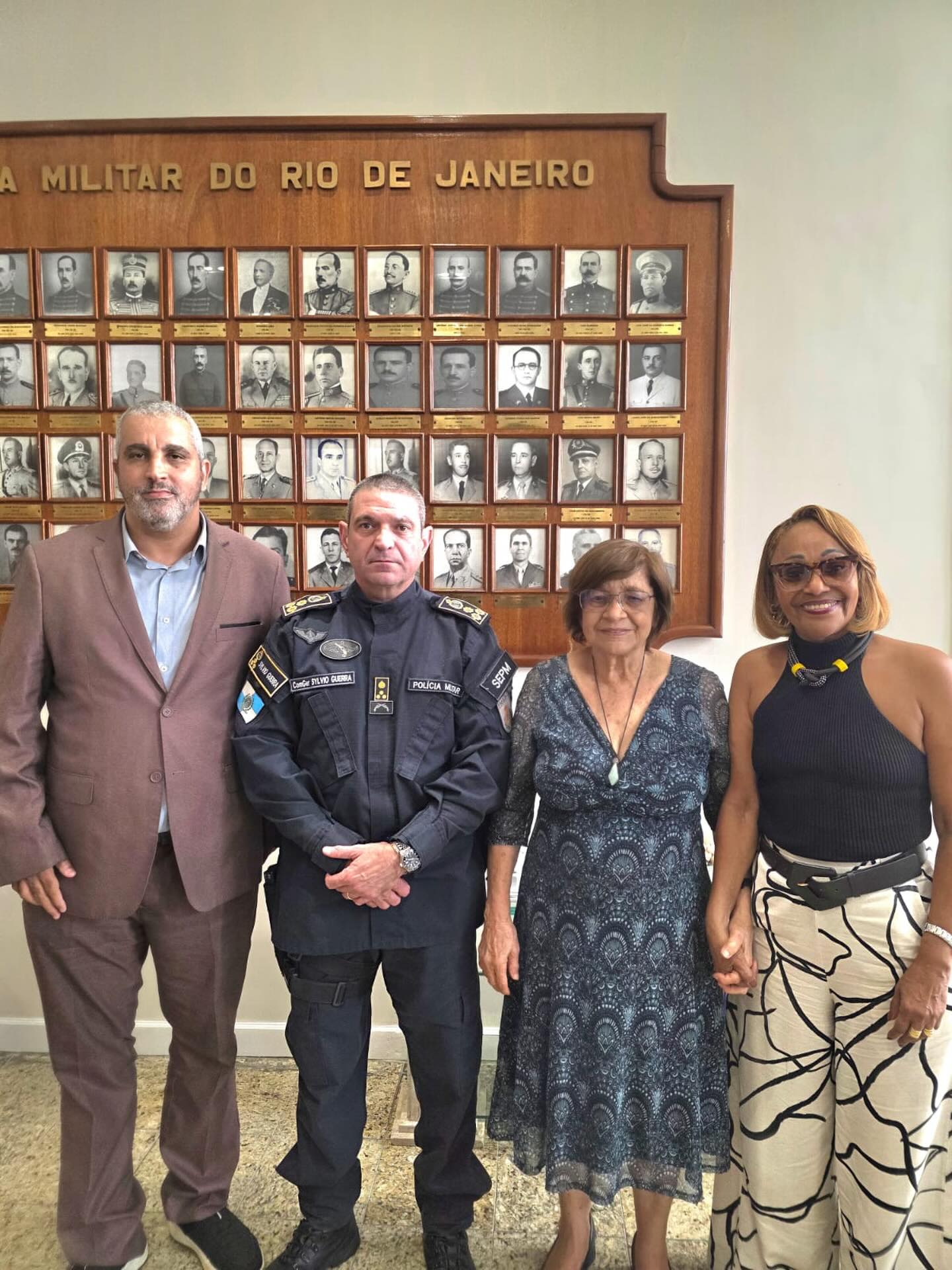 *REUNIÃO COM 0 COMANDANTE GERAL DA POLÍCIA MILITAR*
A Presidente da Amour, Participou de uma reunião da Diretoria do Conselho de Segurança do 2º Batalhão, da qual faz parte, com o novo Comandante Geral da Polícia Militar, Cel. Sílvio Guerra, para pedir apoio para a nossa AISP e para o nosso Batalhão. Pleiteamos o aumento de policiais e de motos para as rondas da PM.
Elogiamos o desempenho do Comandante do 2º BMP, Tem. Cel. Sérgio Domingos da Cunha Bonato Júnior, que conseguiu baixar significativamente os índices de ocorrências nos bairros sob seu comando. Tivemos então a grata notícia que não há plano de mudança do Cel. Bonato do nosso Batalhão.
A reunião foi excelente e, se depender do novo Comandante Geral, vamos conseguir até mesmo a nova sede do 2° BPM. @2bpm_pmerj