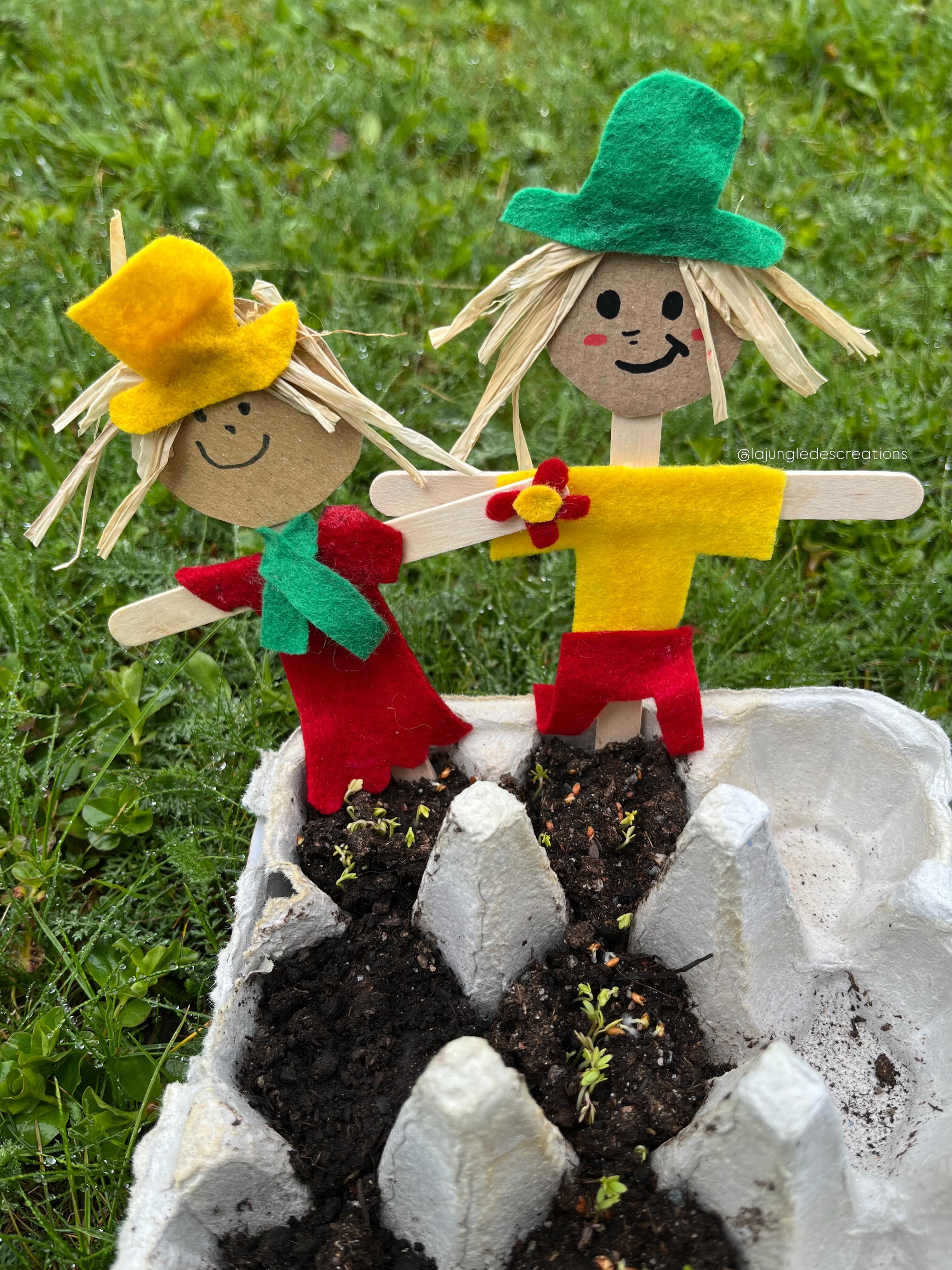 🇬🇧 DIY – Creative Little Scarecrows
While our seeds are slowly starting to germinate, we made colorful mini scarecrows to take care our future little herb garden.
Wooden sticks, felt, raffia, and touch of creativity… each kid can create their own tiny garden guardian 🌱
The steps are shown in the carousel, but you can find the full step-by-step tutorial on my website (link in bio)… along with many more creative activities 💛
👉 Do you also have a little garden or vegetable patch starting to grow at home 🌱?
—
🇫🇷 DIY- Les petits épouvantails créatifs
Pendant que nos graines commencent doucement à germer, nous avons fabriqué de mini épouvantails colorés pour surveiller nos jeunes herbes aromatiques en devenir.
Bâtonnets de bois, feutrine, raphia et de la créativité… chaque enfant peut alors créé son petit gardien du potager.
Les étapes sont à découvrir dans le carrousel, mais je vous donne rendez-vous sur mon site (lien en bio) pour le tutoriel détaillé pas à pas… et pour en découvrir plein d’autres aussi 💛
👉Et chez vous… il y a aussi un petit potager qui commence à pousser🌱?
—
#preschoolactivity #inspiretheirearlyyears #funbudgetplay #scarecrows #panduro
—
All creative supplies were purchased at @panduro_granbystaden @panduroofficial