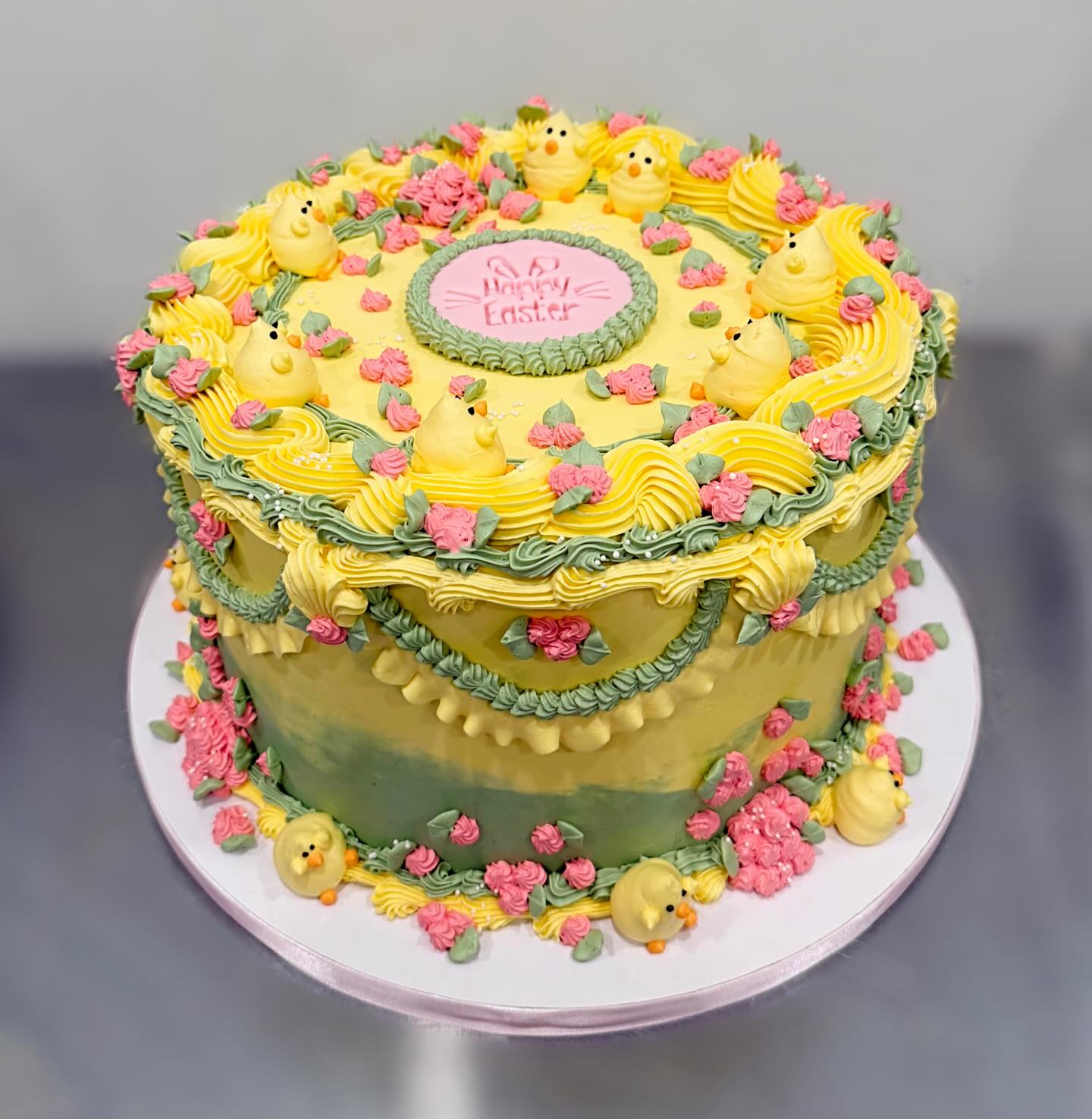 💐🐣Happy Easter🐣💐
This lovely Easter cake was a banana cake, with dulce de leche and caramelized bananas filling, and caramel Italian meringue buttercream💛
#eastercakes #vintagecakes #boisebakery #boisecustomcakes #boisecakes