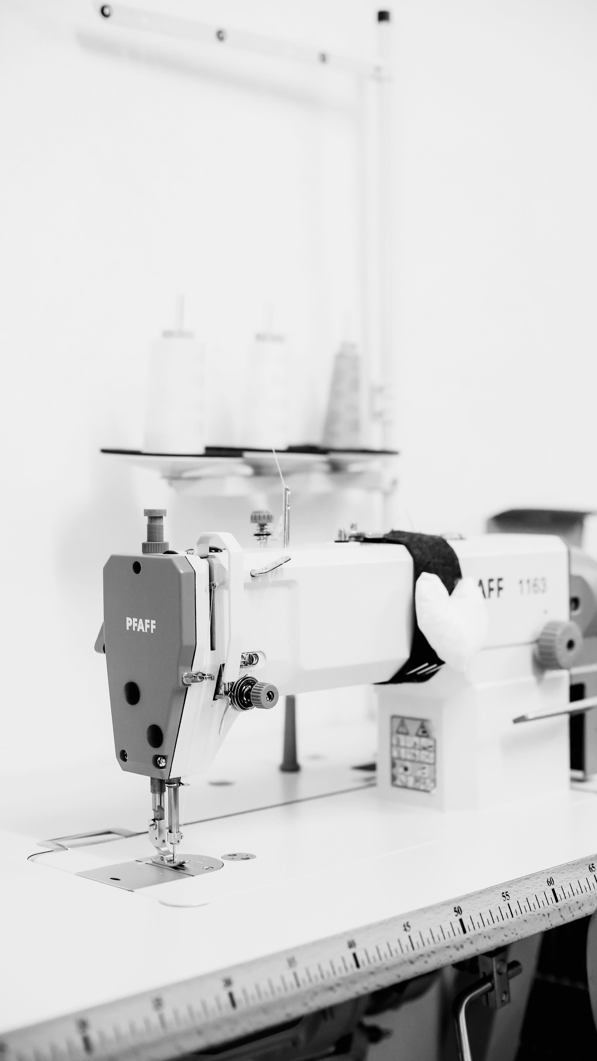 Juste derrière la boutique, il se passe quelque chose que tu ne soupçonnes pas. ICI je ne vends pas des robes de mariée, je les fais naître. Dans un monde de prêt-à-porter, j’ai fait le choix de cultiver l’accompagnement et l’artisanat et voici pourquoi ça change ton expérience :
1. Le patronage unique : Tout commence par une feuille blanche. On ne retouche pas un standard, on crée un patronage dédié à ta morphologie. C’est l’essence du sur-mesure : sculpter la matière directement sur ton corps pour te sublimer.
2. La main derrière la machine : C’est ici, à Marseille, que je dessine, coupe et assemble chaque empiècement. Savoir que la personne qui te conseille est aussi celle qui coud tes boutons et ajuste ton ourlet, c’est la garantie d’un savoir-faire que je défends chaque jour.
3. L’exclusivité du détail : Puisque chaque pièce est lancée à la commande, rien n’est laissé au hasard. Je prends le temps d’ajuster ces détails qui font que ce n’est pas juste une robe de mariée, mais TA robe. Une confection raisonnée, éthique et résolument personnelle.
Mon but ? T’offrir en exclusivité un savoir-faire artisanal pour le plus grand jour de ta vie !
Partage ce réel à ta copine qui se marie en 2027 ! Et si tu as des questions sur la fabrication ou envie de découvrir les coulisses, pose-les moi en commentaire, je te réponds en direct de l’atelier-boutique !
______
✨ Manon Gontero, créatrice de robes de mariée sur-mesure à Marseille !
#creatricerobedemariee #weddingdress #artısanat #mariage