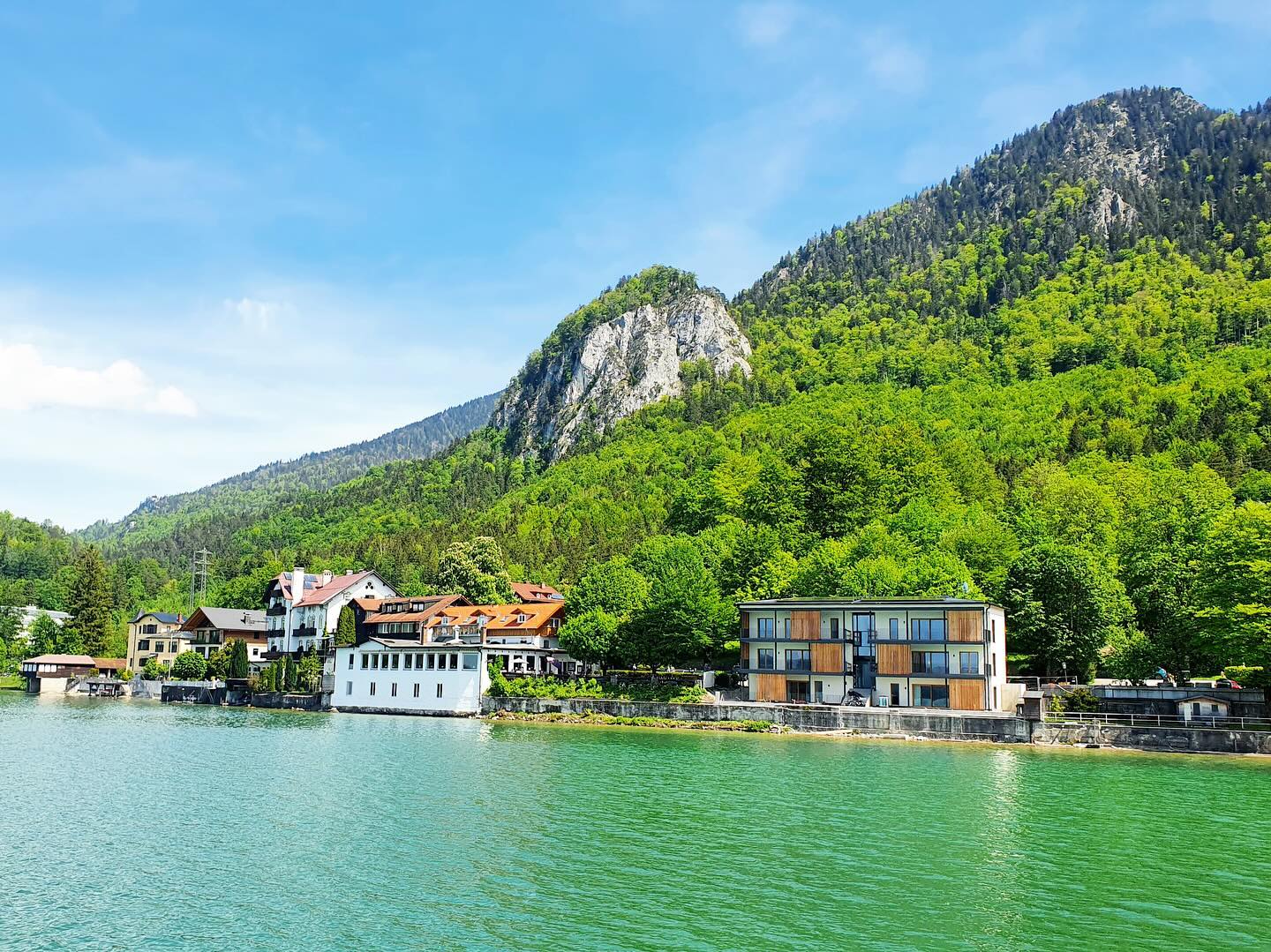 Appartmenthaus mit sechs Ferienwohnungen für das Seehotel „Grauer Bär“ in Kochel am
See. Direkt am Ufer des Kochelsees entsteht Urlaubsarchitektur in spektakulärer Lage.
#walchensee_kochelsee_official #seehotelgrauerbaer #holzbau #architektur #bauenmitholz #bayern #badheilbrunn #architekturbüro #architekturdesign #holzarchitektur #wooddesign #denkmalschutz #bauenimbestand #holzbauimdenkmalschutz #ausbau #laubenderarchitektur #nachhaltigkeit #nachhaltigesbauen #nachhaltigearchitektur #architektur #architekturfotografie #sustainablearchitecture #urlaubsarchitektur