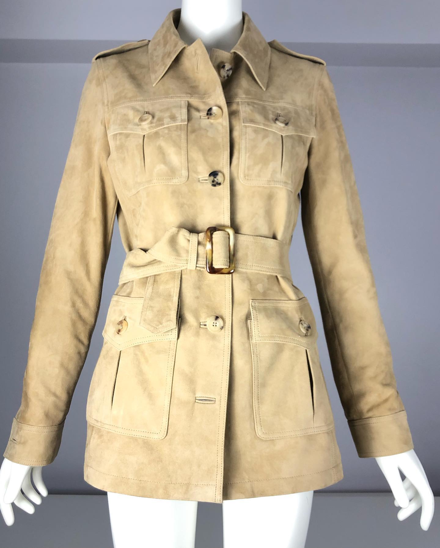 The ideal transition garment. Our new collaboration with laura Bachler’s @pearl__paris new label #suedejackets #suedecomfort #breathableluxury #transitionalstyle #easycaresuede #newfashion #parischic