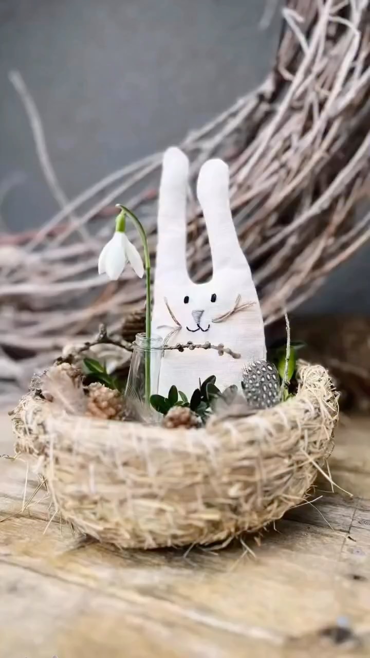 DIY Osternest aus Gras 🤍
Ich hab euch ja schön öfter gezeigt wie toll das Gras vom Vorjahr zum dekorieren geeignet ist- überhaupt für Ostern! Und sowieso viiiiel schöner Natur Pur als die gekaufte Oster-Gras Variante!
Aus dem Gras kannst du toll ein Nest machen- geht am besten mit längeren Gräsern und wenn sie sehr brüchig sind kannst du sie vorher etwas anfeuchten.
Ich forme eine Schnecke und nähe immer wieder ein Stück weiter bis eine Art Teller entsteht. Mit ein bisschen Geduld kommst du bald rein und es ist richtig eine feine und meditative Sache 🤍
Am besten du versuchst es einfach mal!
Wie gefällt dir das Gras Nest?
Alles Liebe, deine Meli mint
.
.
#diy #selbermachen #basteln #ostern #osternest