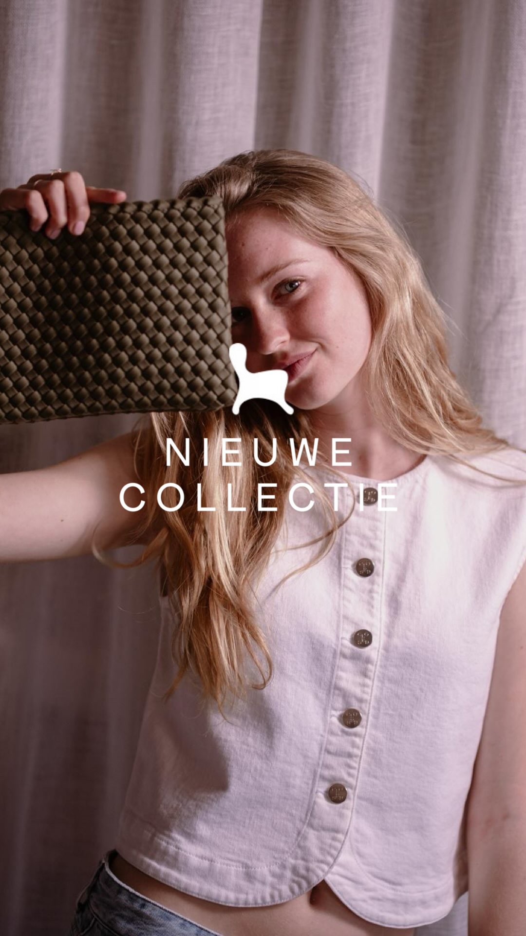 We hebben weer zoveel mooie nieuwe kleding en accessoires voor jullie in de winkel hangen. Closed, By Bar,
Samsøe en Samsoe, Xirena en nog veel meer mooie merken!
Vandaag zijn we geopend van 9 tot 17.30 zien we jullie strakjes?
#woongalerijkortgene #mode #woonwinkel #samsøesamsøe #xirena
@kate.s.kiek 🤎@eelco_de_winter_kaapsfilm dank voor de prachtige modefoto’s!