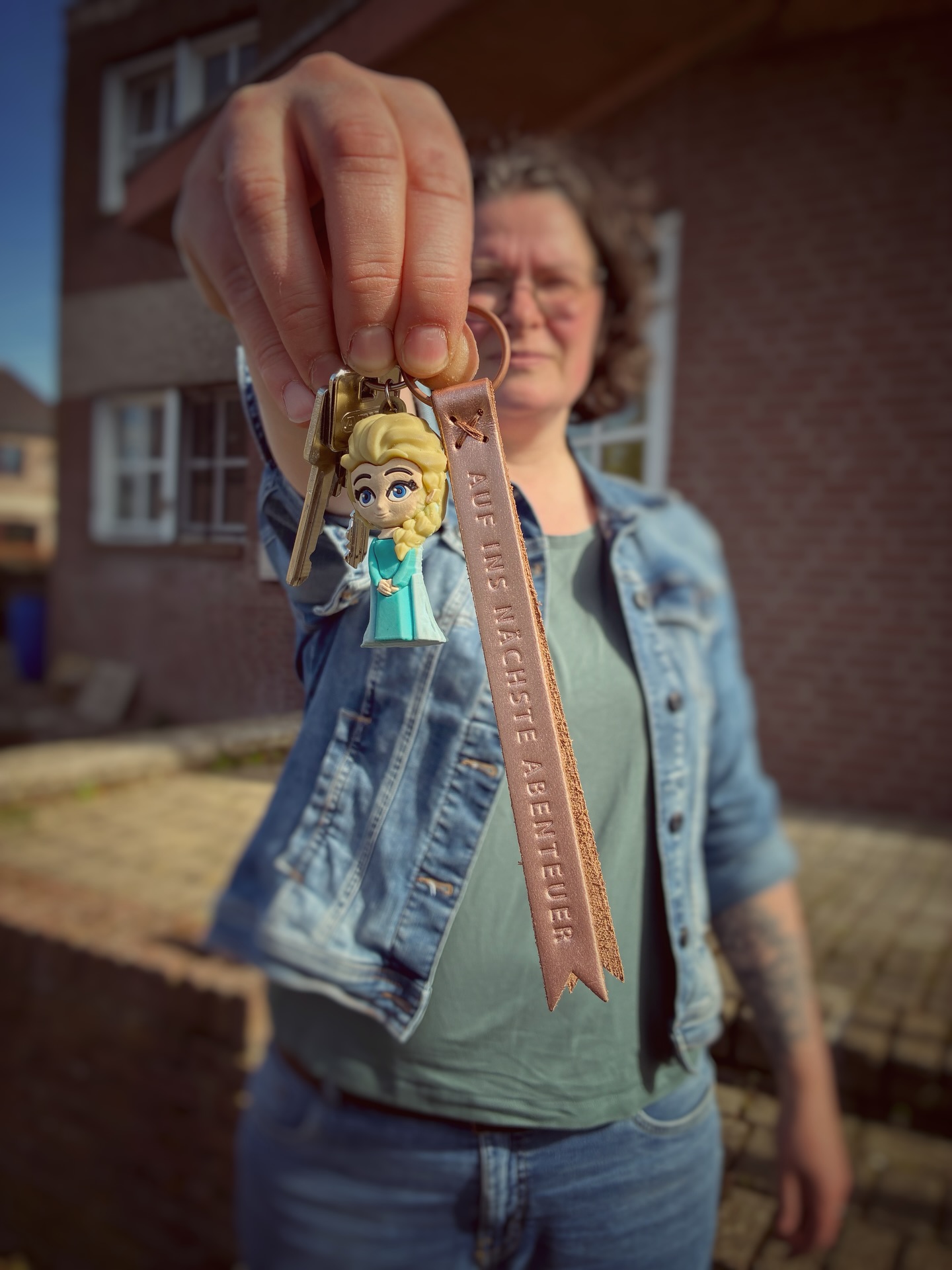So hat alles begonnen… ✨
Anfang 2025 wollte ich meine Suche nach neuen Räumlichkeiten eigentlich erstmal auf Eis legen.
Wirklich. Pause. Fertig.
…und dann ploppt da plötzlich dieser ehemalige Imbiss in Wissel bei Kleinanzeigen auf 😄
Und ich wusste sofort:
Den will ich mir anschauen.
Das Lustige ist – ich kannte das Objekt schon.
Vor ein paar Jahren stand es schon mal zum Verkauf.
Damals mit Baby auf dem Arm, wenig Schlaf und ganz anderen Prioritäten.
Und obwohl ich schon da gespürt habe, was für ein Potenzial in diesem Ort steckt, war einfach nicht der richtige Zeitpunkt.
Aber diesmal?
Diesmal hat es sich anders angefühlt.
Also hab ich dem Makler geschrieben. Und meinem Mann… erst danach davon erzählt 😄
Ich war mir ziemlich sicher, dass er denkt:
„Jetzt dreht sie komplett durch.“
Aber stattdessen kam einfach nur:
„Schau es dir an. Dann sehen wir weiter.“ 💛
Und genau so hat es angefangen…
Aus einer Besichtigung wurden mehrere.
Aus einer Idee wurden Gespräche mit der Bank.
Aus einem Gefühl wurden schlaflose Nächte, Zweifel, Träume – alles gleichzeitig.
Und trotzdem bin ich immer wieder bei dem gleichen Punkt gelandet:
Das ist es.
Der Ort, an dem meine Vision wirklich werden darf.
Dann begann das Warten…
Wochen. Monate.
(Geduld ist übrigens nicht meine größte Stärke 😄)
Und mit der Zeit kamen sie natürlich wieder:
die Zweifel, die „Was, wenn nicht?“ Gedanken.
Aber ich bin drangeblieben.
Hab hingeschaut, reingefühlt, weitergedacht…
und mich immer wieder bewusst dafür entschieden.
Im Dezember wurde es dann konkreter.
Im Januar: Einigung.
Und selbst beim Notartermin war noch nicht alles sicher…bis ganz zum Schluss.
Und dann war es plötzlich einfach klar:
Es gehört jetzt zu uns. ✨
Wir haben gesagt:
Wir feiern erst, wenn wir die Schlüssel wirklich in der Hand haben.
Und genau das haben wir getan.
Da sind sie.
Unser Schlüssel.
Unser Haus.
Der Anfang von etwas richtig Großem.
Und die Reise?
Die hat gerade erst begonnen…
Magst du sehen, wie es aktuell aussieht? 😄
#yogakalkar #yoganiederrhein #yogalehrerin
#herzensprojekt #visionleben
