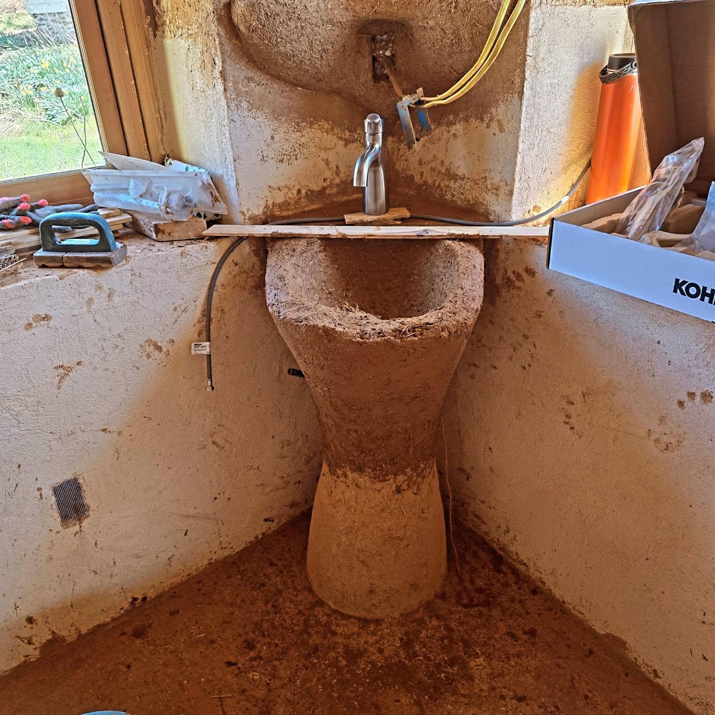 The beauty of clay is that you can reshape it. I'm fine tuning my in situ clay sink...wasn't happy with the shape. So I started carving it back until a shape I liked revealed itself. #boom #buildingwithclay #buildlikeagirl
