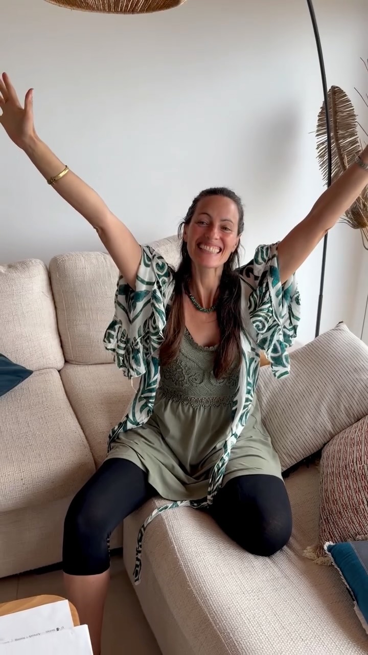 My first self-produced track! … with guest singer @yael_deckelbaum.
Getting everything ready for an independent release (we are our own DIY record companies these days) ☺️💪
Out May 20 ! ✨
#folkduet #singersongwriters #acousticmusic #worldmusic #heartsongs