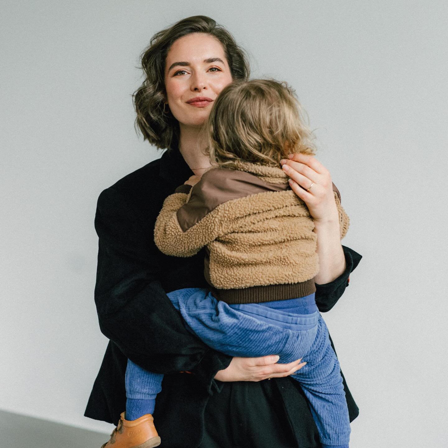 say it!
Wir hören es viel zu selten.
Und sagen es uns selbst noch seltener.
Wie oft sehen wir eine andere Mama und denken:
„good job“
…und sagen einfach nichts?
Weil es banal wirkt.
Weil wir denken, sie weiß das schon.
Weil wir gelernt haben, dass das alles „einfach dazugehört“.
Also bleiben wir still.
Aber vielleicht stimmt das gar nicht.
Vielleicht muss sie es genau heute hören.
Vielleicht hat es ihr noch nie jemand gesagt.
Vielleicht zweifelt sie gerade an sich.
Vielleicht ist sie einfach müde und es tut gut, es zu hören.
Vielleicht hatte sie einen verdammt harten Tag und keiner hat es gesehen.
Was sie macht, ist nicht selbstverständlich.
Es ist ein verdammt wichtiger Job.
Also sag es.
„good job, mama.“
Du machst das gut.
Ich sehe dich.
Das, was du machst, ist wichtig.
Und vielleicht fangen wir auch an, es uns selbst zu sagen.
Weil wir nicht darauf warten müssen, gesehen zu werden.
Wir können anfangen, uns gegenseitig zu sehen.
Und uns selbst.
good job, mama!!!
Markier die Mama, die das heute hören muss 💛
📸 @patriciaschumann.de
MENTALLOAD
CAREARBEIT
UNSICHTBAREARBEIT
MOTHERHOOD
MOMLIFE
MOMCOMMUNITY
MOMS
MOMSUPPORTINGMOMS