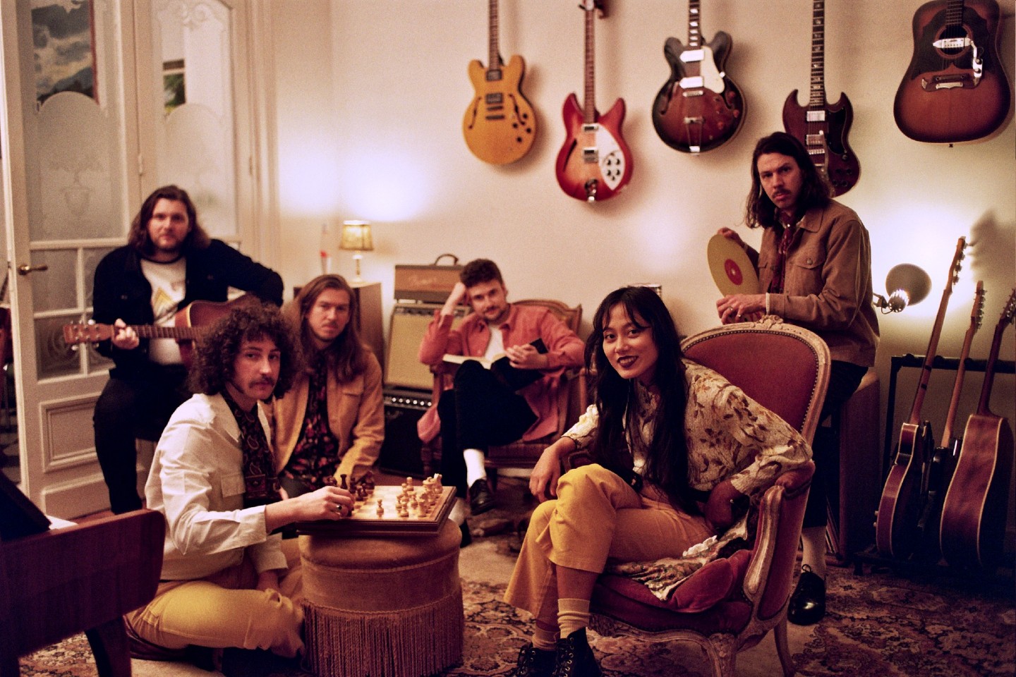 Et si on commençait par la fin ?
DIMANCHE 7 JUIN – 16H30
@hamada_kadabra (rock psyché)
Six musiciens sur scène pour un rock psyché nourri de mélodies folkloriques, de sonorités orientales et de vibes 70’s. Chaque morceau est une traversée, entre transe collective et dérive contemplative, portée par des guitares chaudes, des claviers amples et une rythmique qui fait voyager loin de la grange de Noyelles… tout en y restant bien ensemble.
Hamada, c’est le moment parfait pour clôturer le week-end en douceur électrique : on ferme les yeux, on se laisse embarquer et on revient juste à temps pour l’apéro.
📍 Chez Oim Fest’ – Noyelles-sous-Bellonne
🎫 Pass 1 jour dès 10€ en prévente, gratuit -12 ans.
https://www.youtube.com/watch?v=dJaXhRMPbw0&t=6s