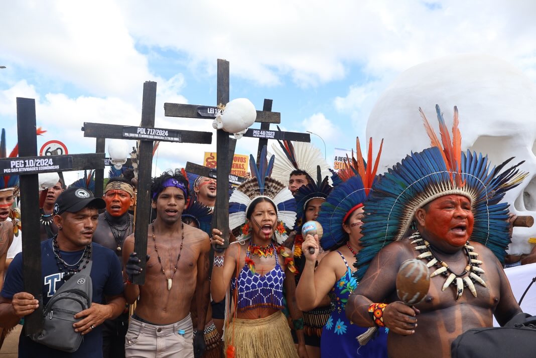 ✊🏾🍃Na primeira marcha do Acampamento Terra Livre (ATL) 2026, milhares de indígenas de diferentes regiões do país ocuparam as ruas da capital federal em defesa de seus territórios, modos de vida e direitos originários.
Com cantos, corpos em movimento e presença coletiva, a mobilização denunciou as ameaças em curso, como o marco temporal e iniciativas legislativas que colocam em risco a demarcação de terras indígenas e o futuro dos povos.
A marcha reafirma que a luta indígena é também a luta pela vida, pela democracia e pelo equilíbrio climático.
📢 Sob o lema “Congresso inimigo dos povos: nosso futuro não está à venda”, o ATL segue como um dos maiores espaços de articulação e resistência dos povos indígenas no Brasil.
Seguimos em marcha, porque sem território não há vida. E sem direitos, não há futuro.
📸@nataliaots
#ATL2026 #PovosIndígenas #DemarcaçãoJá #direitoshumanos BemViver