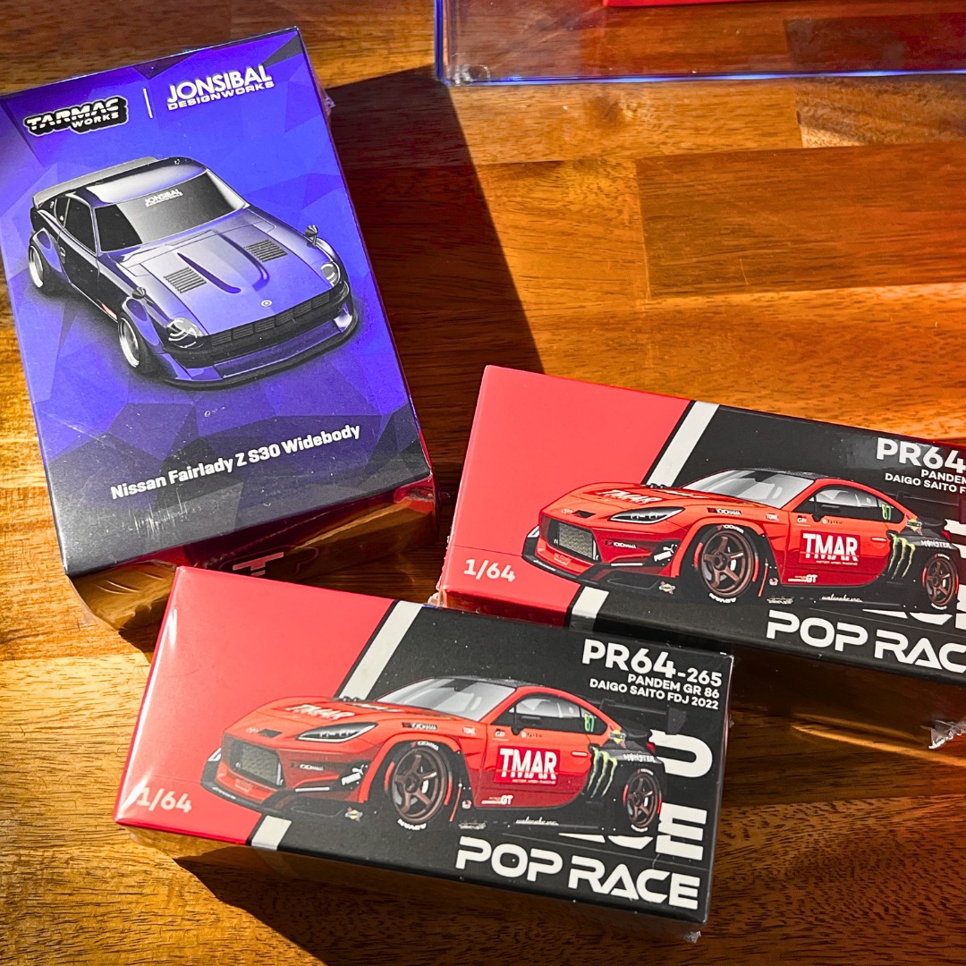 tarmac works「日産フェアレディZ S30 Widebody Blue - Designed by Jon Sibal」とPOP RACE「PANDEM GR86 "DAIGO SAITO FORMULA DRIFT JAPAN 2022"」の1/64スケールミニカーが入荷しました!!
TARMAC WORKSの「日産フェアレディZ S30 Widebody Blue - Designed by Jon Sibal」は、米国を拠点とする自動車アーティスト・デザイナーJon Sibal(ジョン・シバル)氏とのコラボレーションモデルで、クラシックなS30の優美なボディラインを残しつつ、大幅にワイド化されたオーバーフェンダーなどを取り入れたアグレッシブな現代風チューニングスタイルが特徴です。
POP RACEから入荷した「PANDEM GR86 "DAIGO SAITO FORMULA DRIFT JAPAN 2022"」は、斎藤太吾選手が2022年のFormula Drift Japan(FDJ)で駆ったToyota GR86を再現したモデルとなっており、フロントボンネットの着脱が可能なモデルとなっております!
当初予定より入荷数が少なくご予約を除いた店頭販売の在庫がフェアレディZが1台、PANDEM GR86が2台のみとなっておりますので、売り切れの際はご了承下さい。
・1/64スケール tarmac works「日産フェアレディZ S30 Widebody Blue - Designed by Jon Sibal」
販売価格:¥2,860
・1/64スケール POP RACE「PANDEM GR86 "DAIGO SAITO FORMULA DRIFT JAPAN 2022"」
販売価格:¥3,520
#tarmacworks #poprace #164diecast #ミニカー #fairladyzs30 #jonsibal #pandem #gr86 #daigosaito #ミニカーショップ #ホビーショップ #鳥取 #スターホビー
スターホビー(店舗)
https://www.starhobby.jp/
〒680-0942 鳥取県鳥取市湖山町東4丁目87
営業時間
平日:PM12:00-19:00 土日祝日:AM10:00-PM19:00
定休日:毎週木曜日