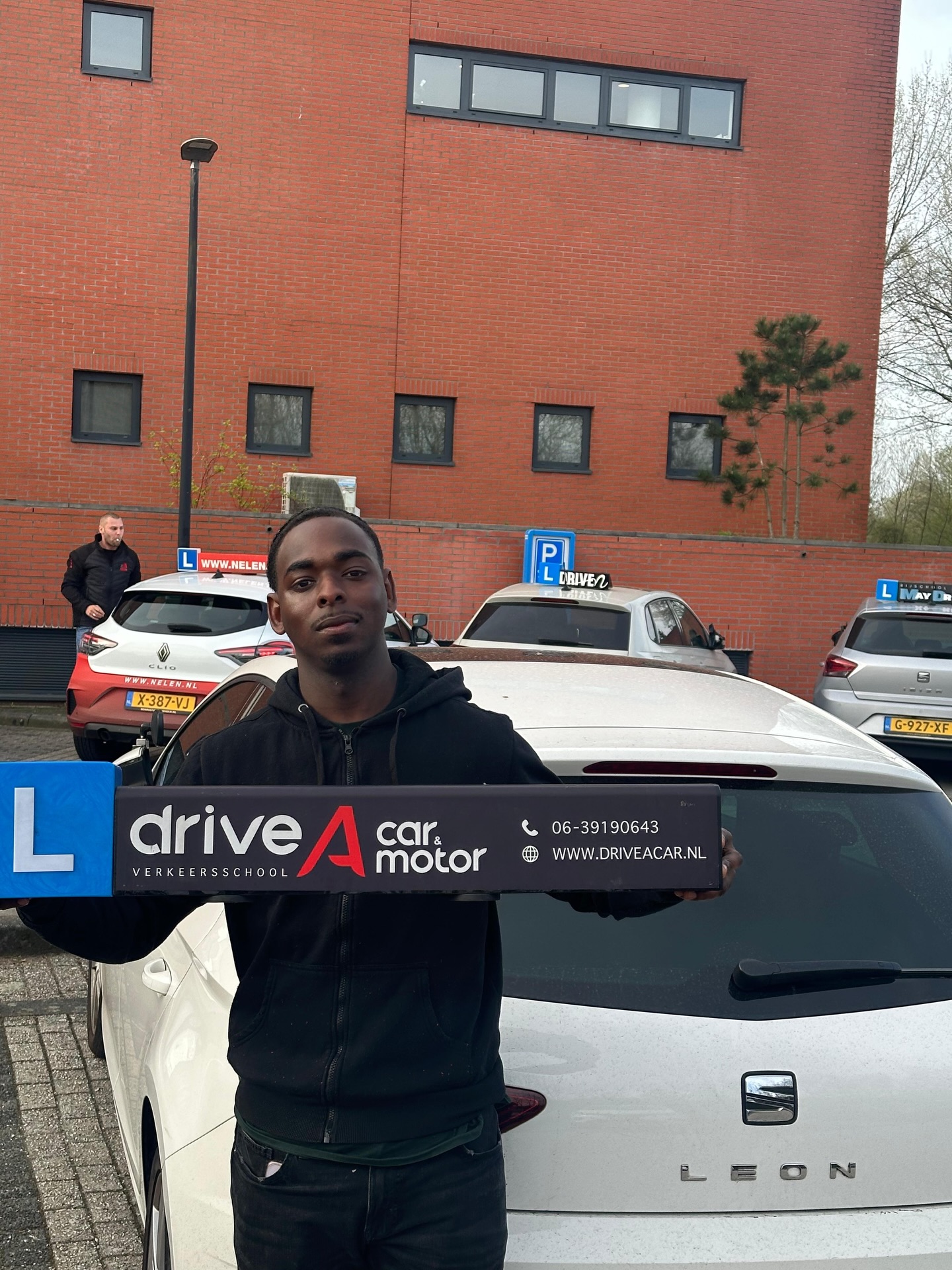 Hoppaa, OOK GESLAAGD! š Alweer de zoveelste van deze week! Super man, voortaan mag jij ook zelfstandig de weg op! Gefeliciteerd met het behalen van jouw autorijbewijs man! āāā
Wil jij de volgende zijn? Meld je nu aan via de website of stuur ons een bericht! ššļø
#verkeersschooldriveacar #rijlessen #rijlesauto #rijlesmotor #cbramsterdam